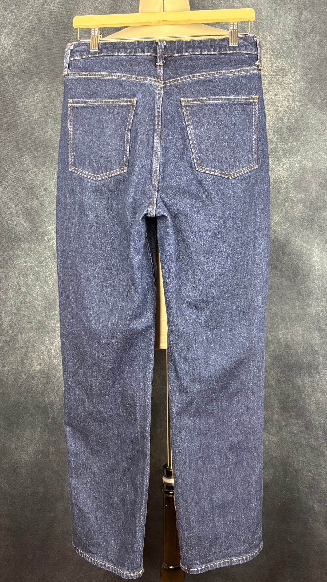 Jeans foncé modèle Uma galbé de Denim Forum, taille 29. Vue de dos.