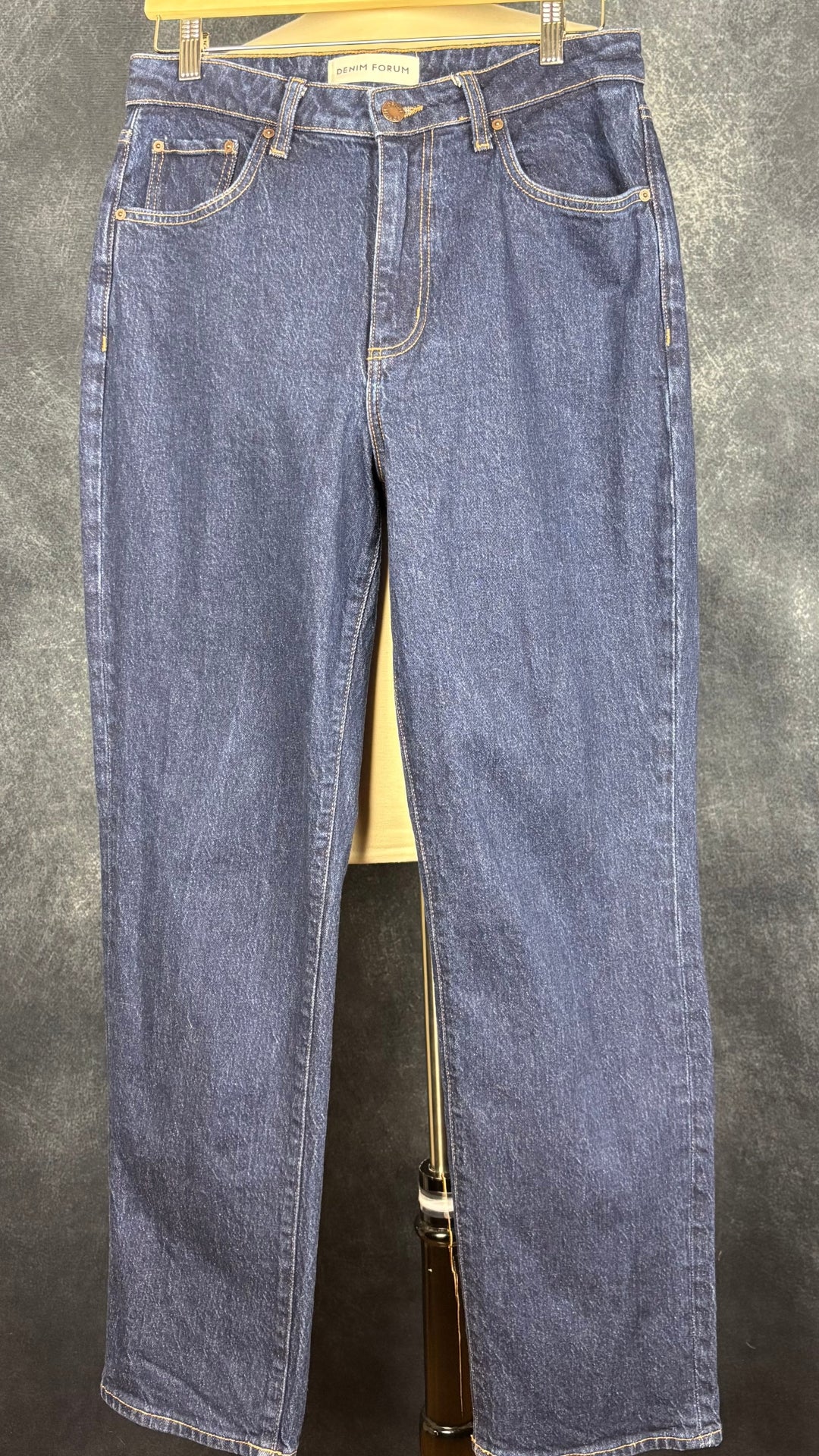 Jeans foncé modèle Uma galbé de Denim Forum, taille 29. Vue de face.