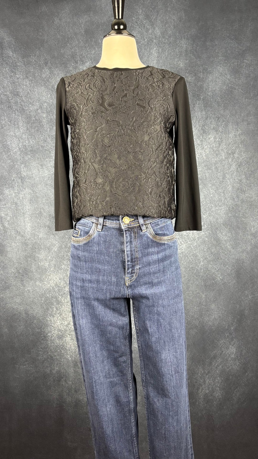 Jeans foncé Mos Mosh taille 25. Vue de l'agencement avec un chandail noir à devant texturé Weekend MaxMara.