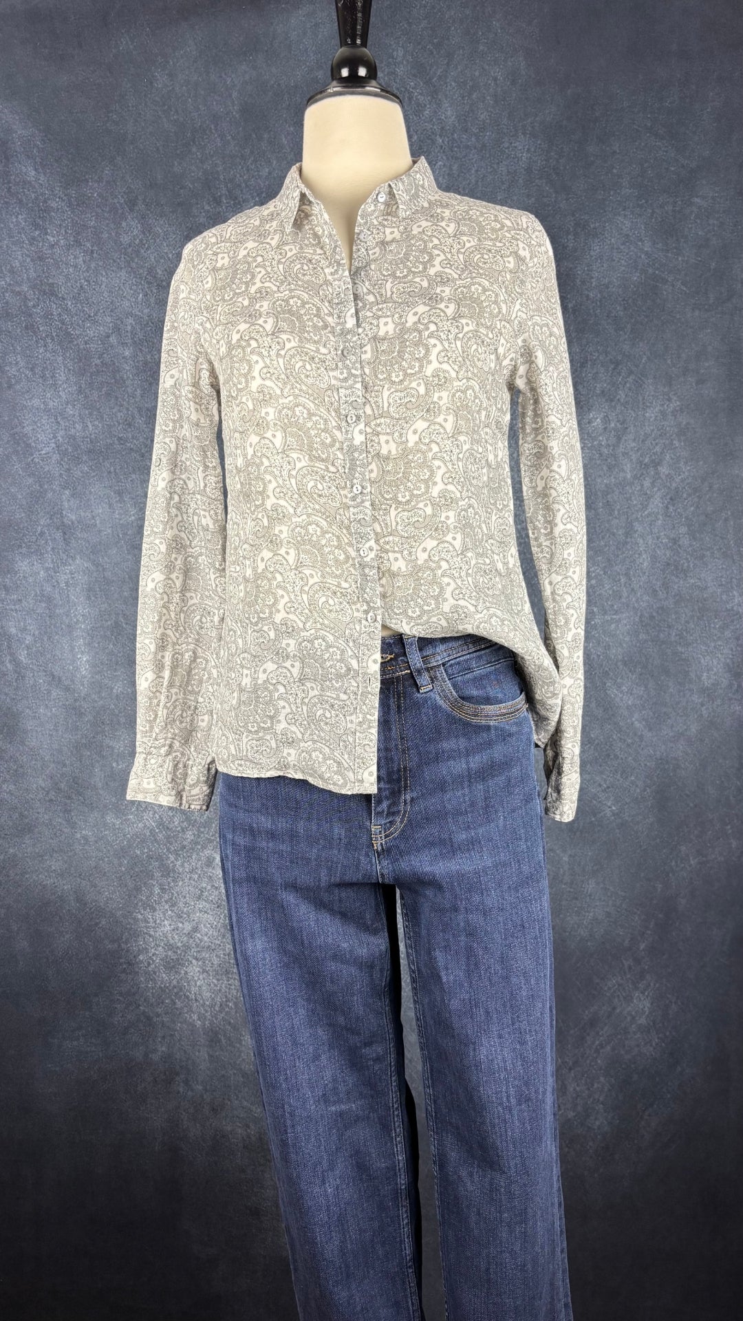 Jeans foncé Mos Mosh taille 25. Vue de l'agencement avec le chemisier à doux motifs gris Part Two.