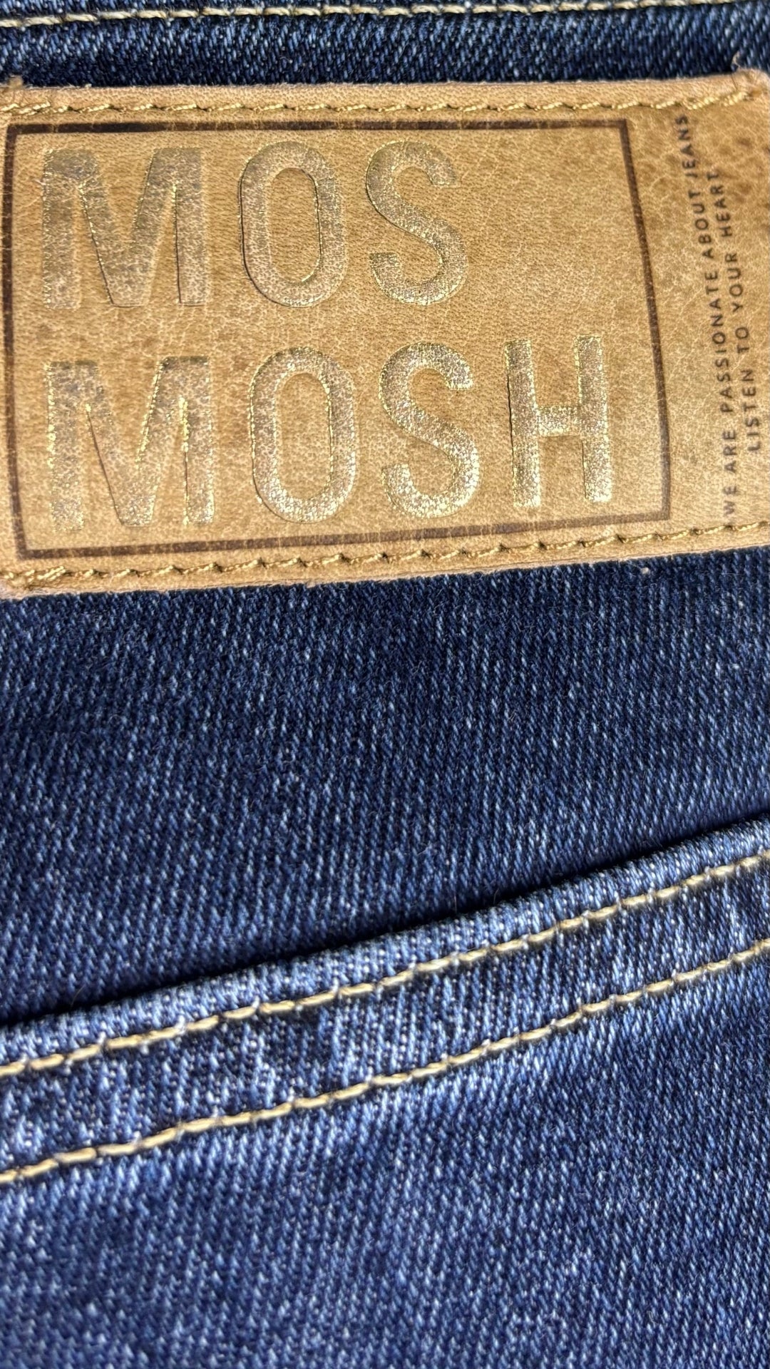 Jeans foncé Mos Mosh taille 25. Vue de l'étiquette arrière.