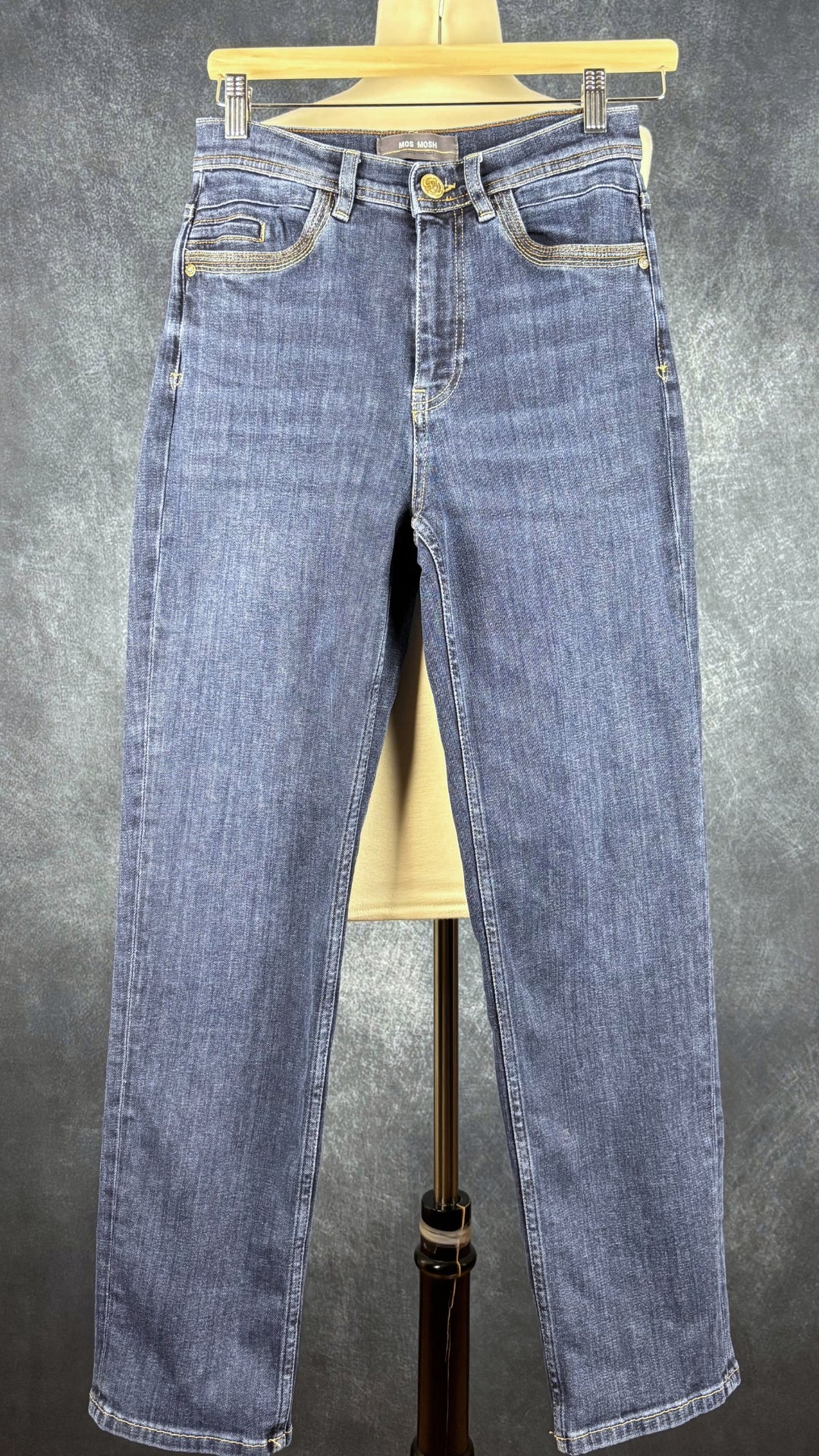 Jeans foncé Mos Mosh taille 25. Vue de face.