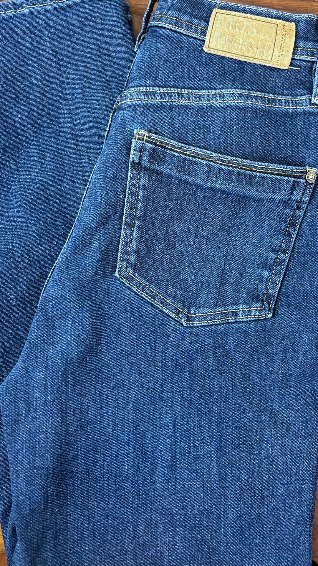 Jeans foncé Mos Mosh taille 25. Vue de la poche arrière.