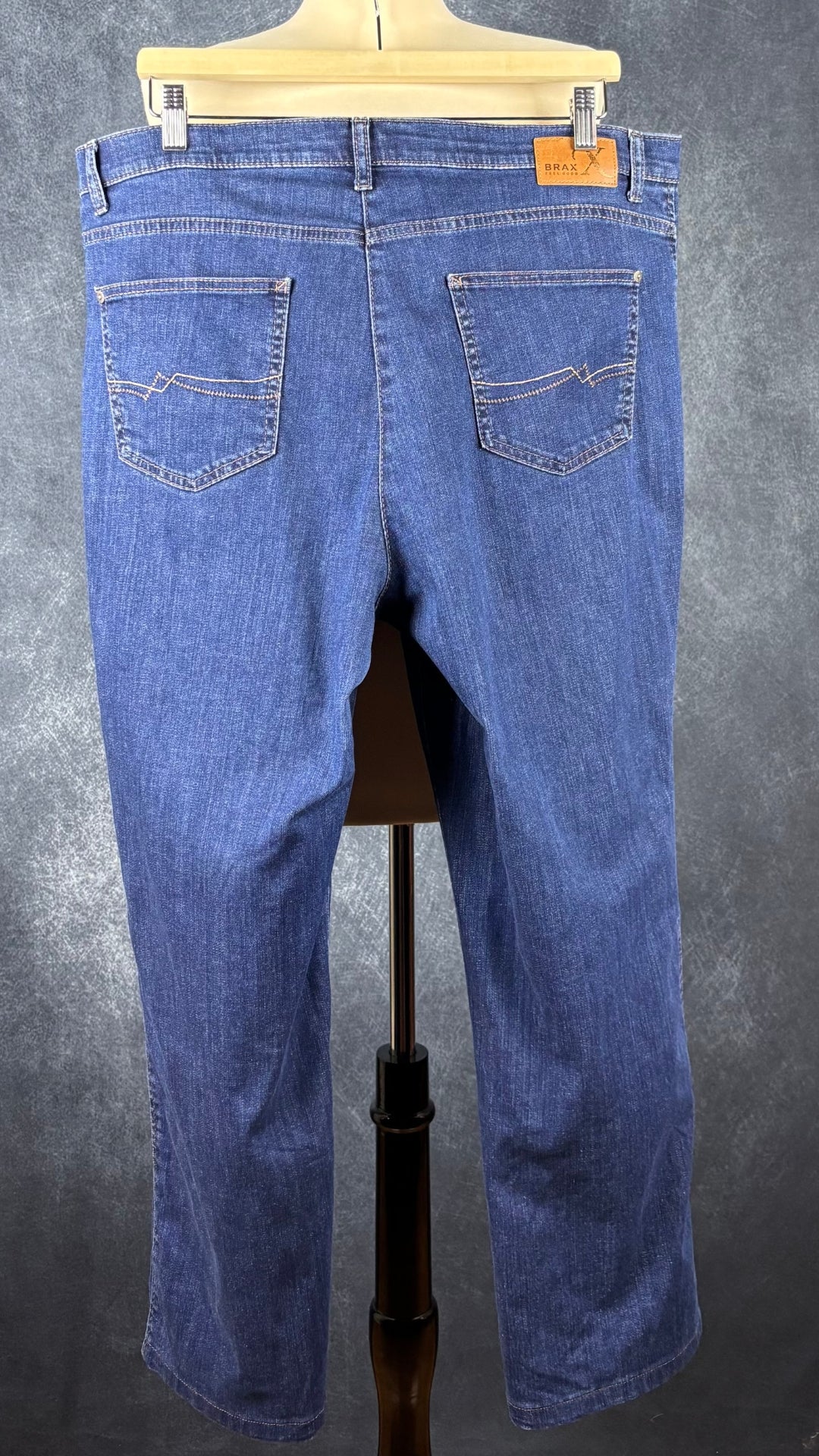 Jeans foncé modèle Carola de Brax, taille 36. Vue de dos.