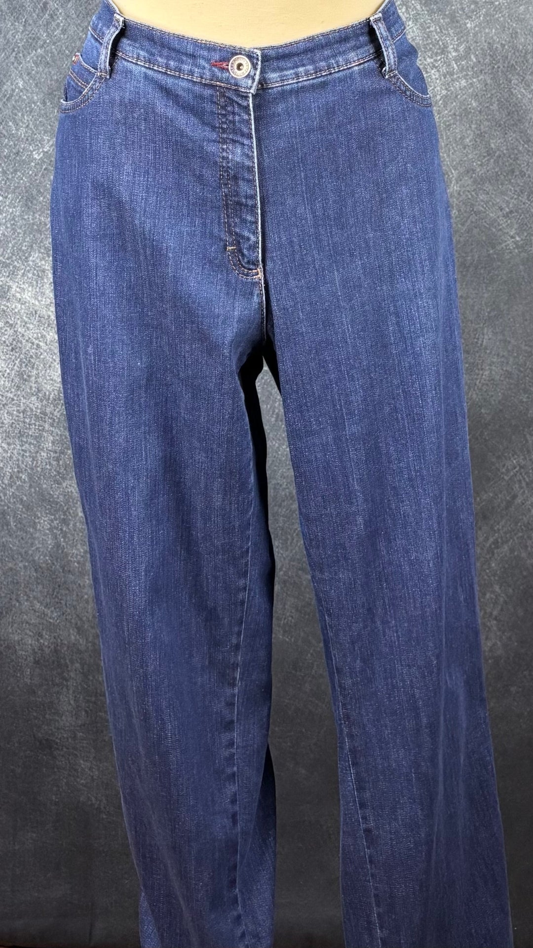 Jeans foncé modèle Carola de Brax, taille 36. Vue de face, sur mannequin.