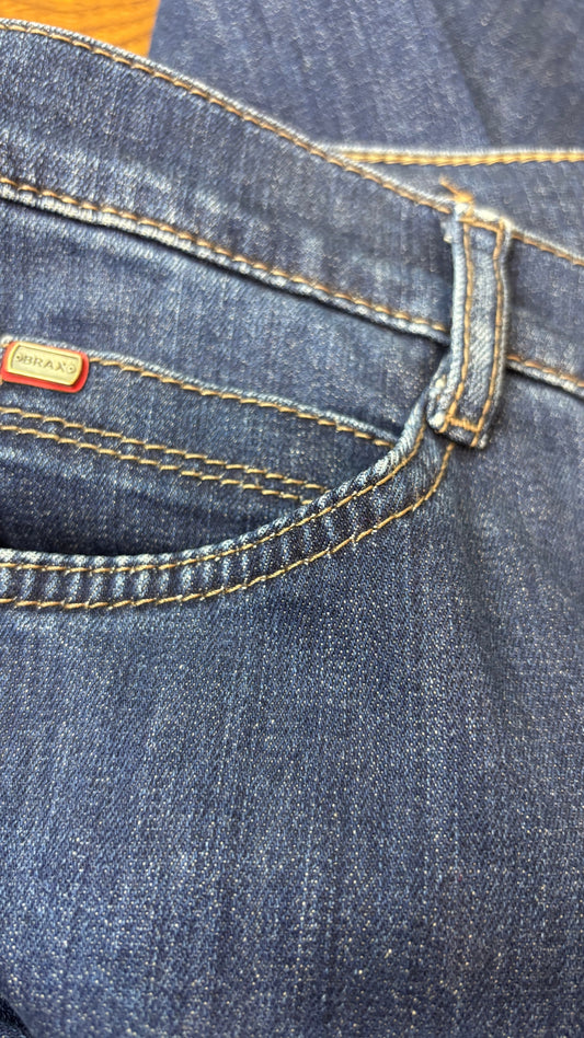 Jeans foncé modèle Carola de Brax, taille 36. Vue de près de la poche.