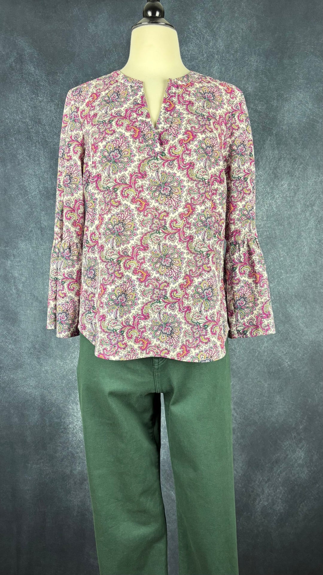 Jeans à jambe large à taille haute Barcelona de Mavi, taille 27. Vue de l'agencement avec la blouse à motifs colorés paisley J.Crew.