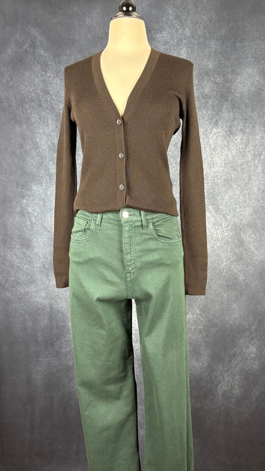 Jeans à jambe large à taille haute Barcelona de Mavi, taille 27. Vue de l'agencement avec le cardigan Ça va de soi espresso.