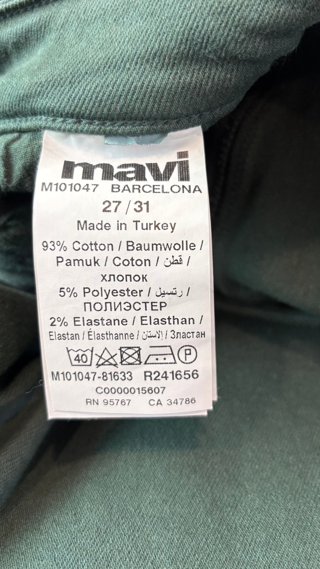 Jeans à jambe large à taille haute Barcelona de Mavi, taille 27. Vue de l'étiquette de taille et composition.