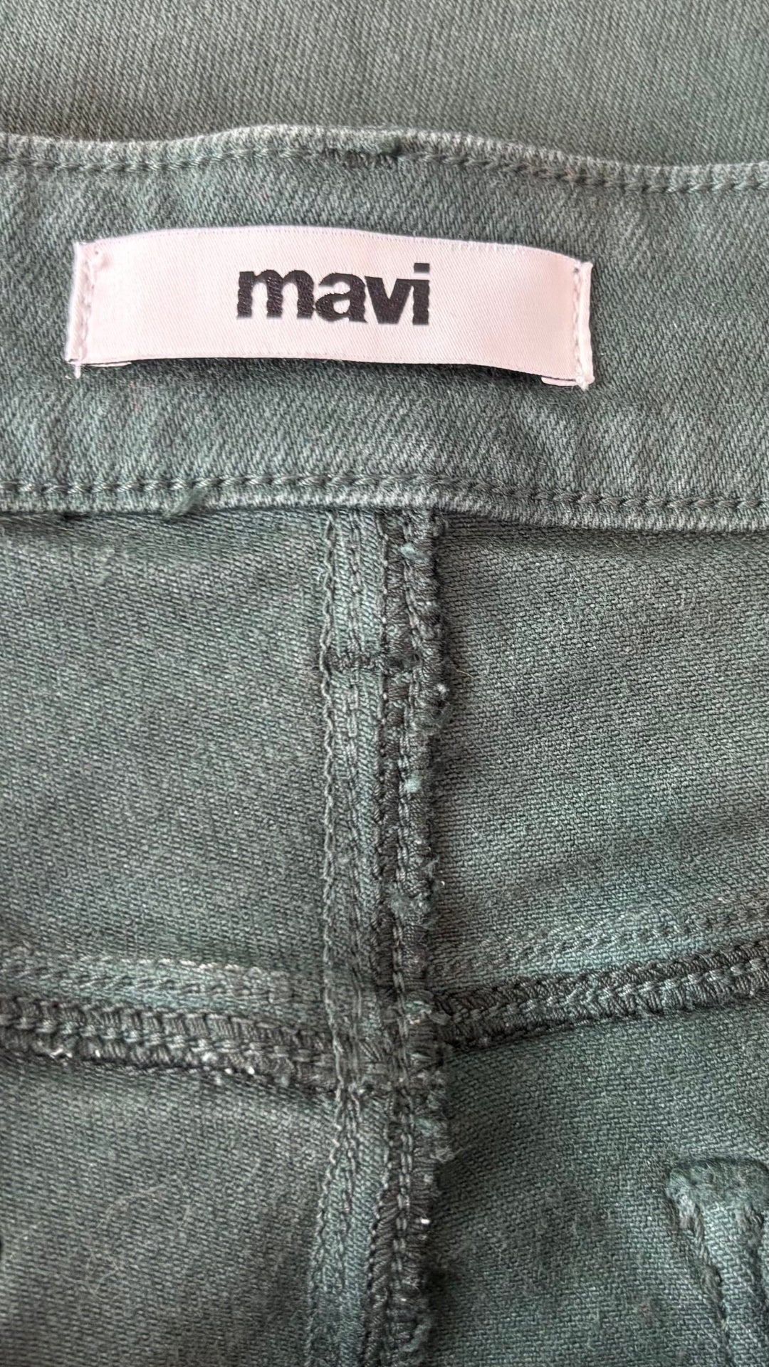Jeans à jambe large à taille haute Barcelona de Mavi, taille 27. Vue de l'étiquette de la marque.