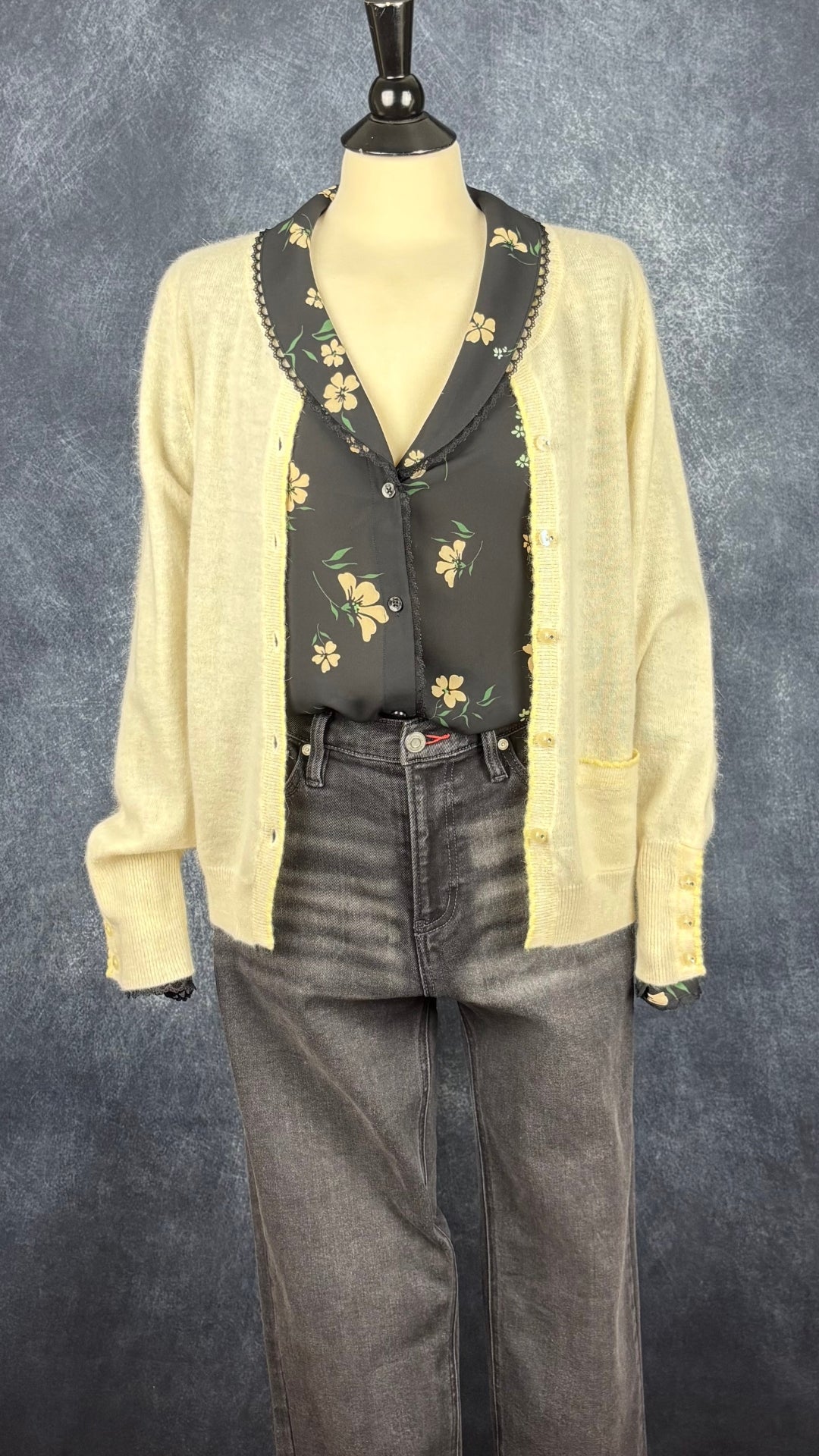 Jeans noir délavé coupe droite écourtée Scotch & Soda, taille 6. Vue de l'agencement avec la blouse florale et dentelle Sunday Best et le cardigan jaune doux Des Petits Hauts.