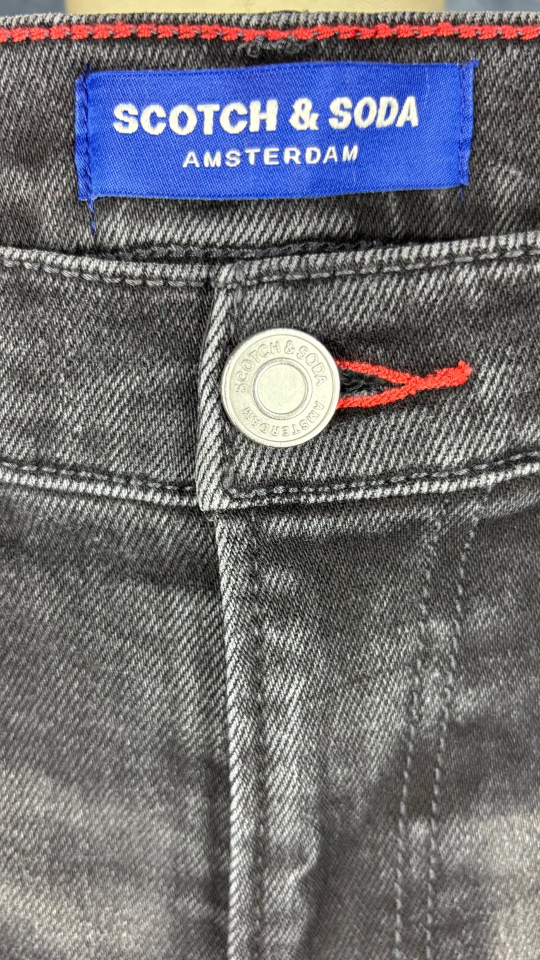 Jeans noir délavé coupe droite écourtée Scotch & Soda, taille 6. Vue de l'étiquette.
