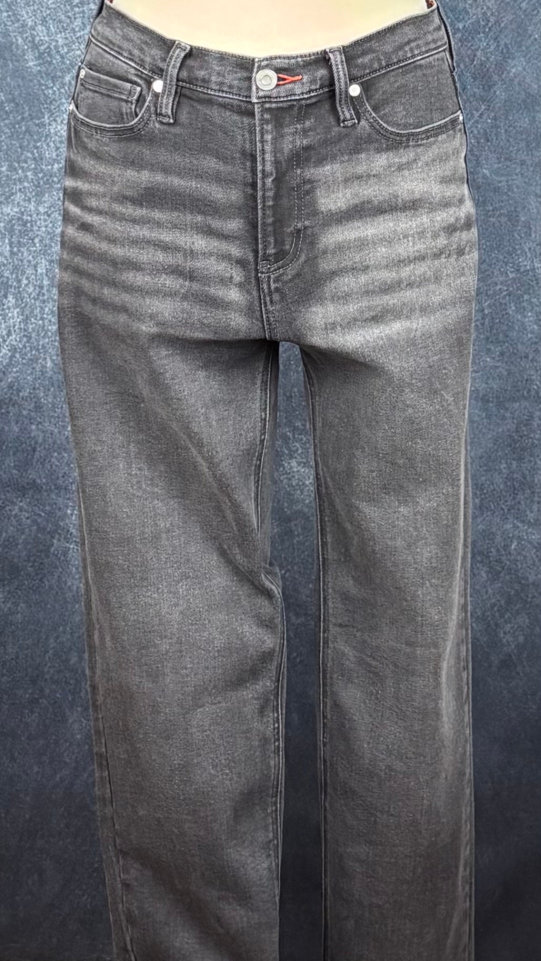 Jeans noir délavé coupe droite écourtée Scotch & Soda, taille 6. Vue de face, sur le mannequin.