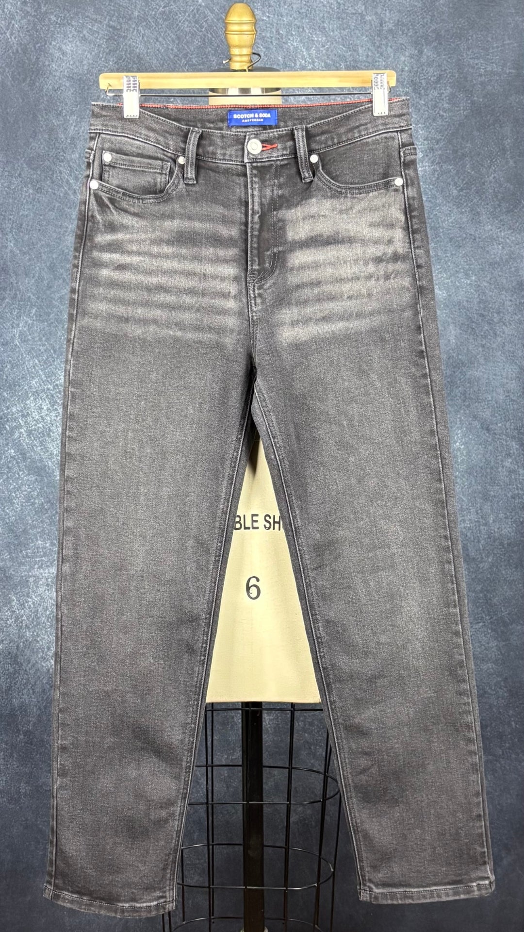 Jeans noir délavé coupe droite écourtée Scotch & Soda, taille 6. Vue de face, sur le cintre.