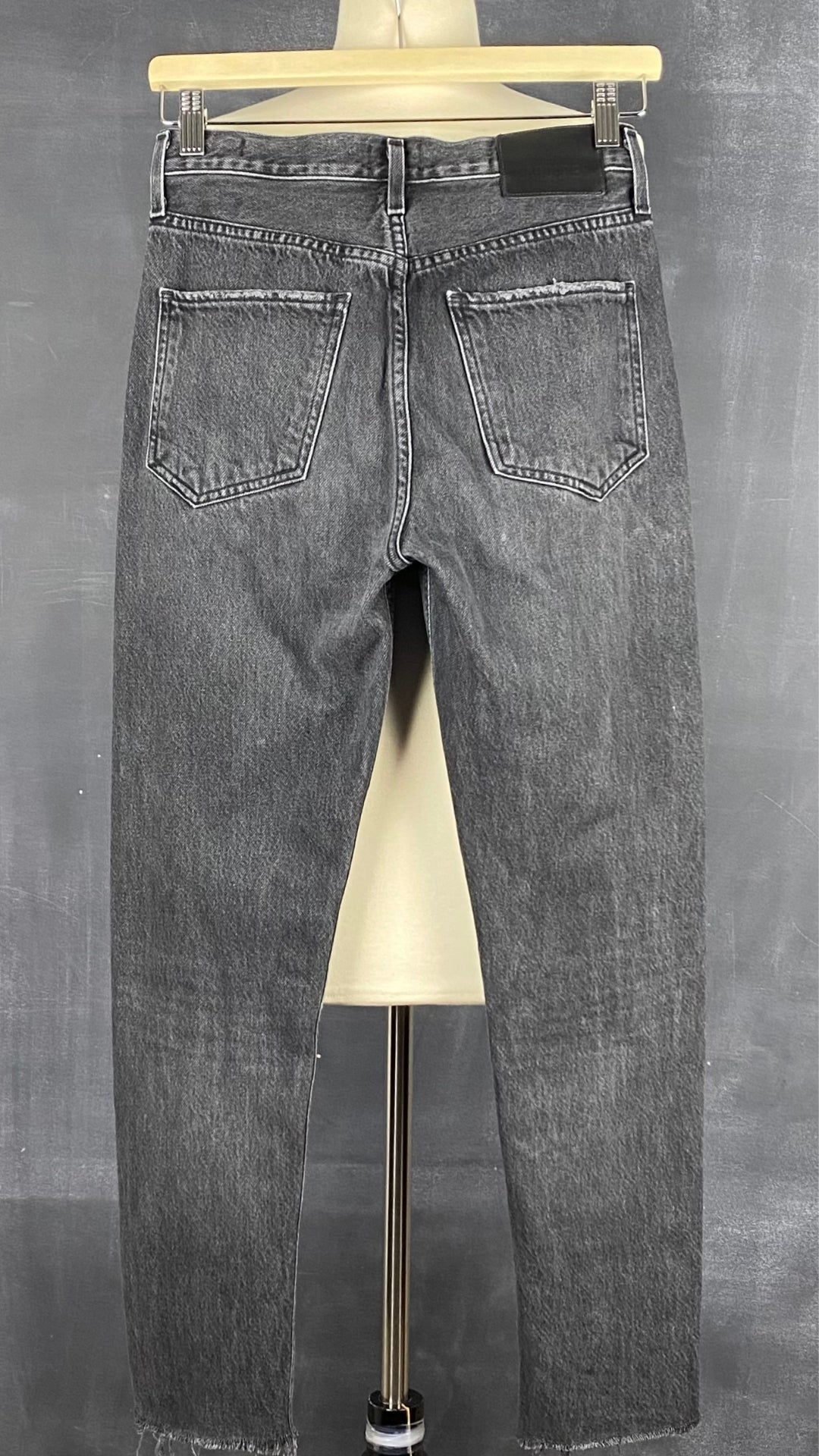 Jeans noir délavé à jambe étroite Agolde x Talula, taille 23. Vue de dos.