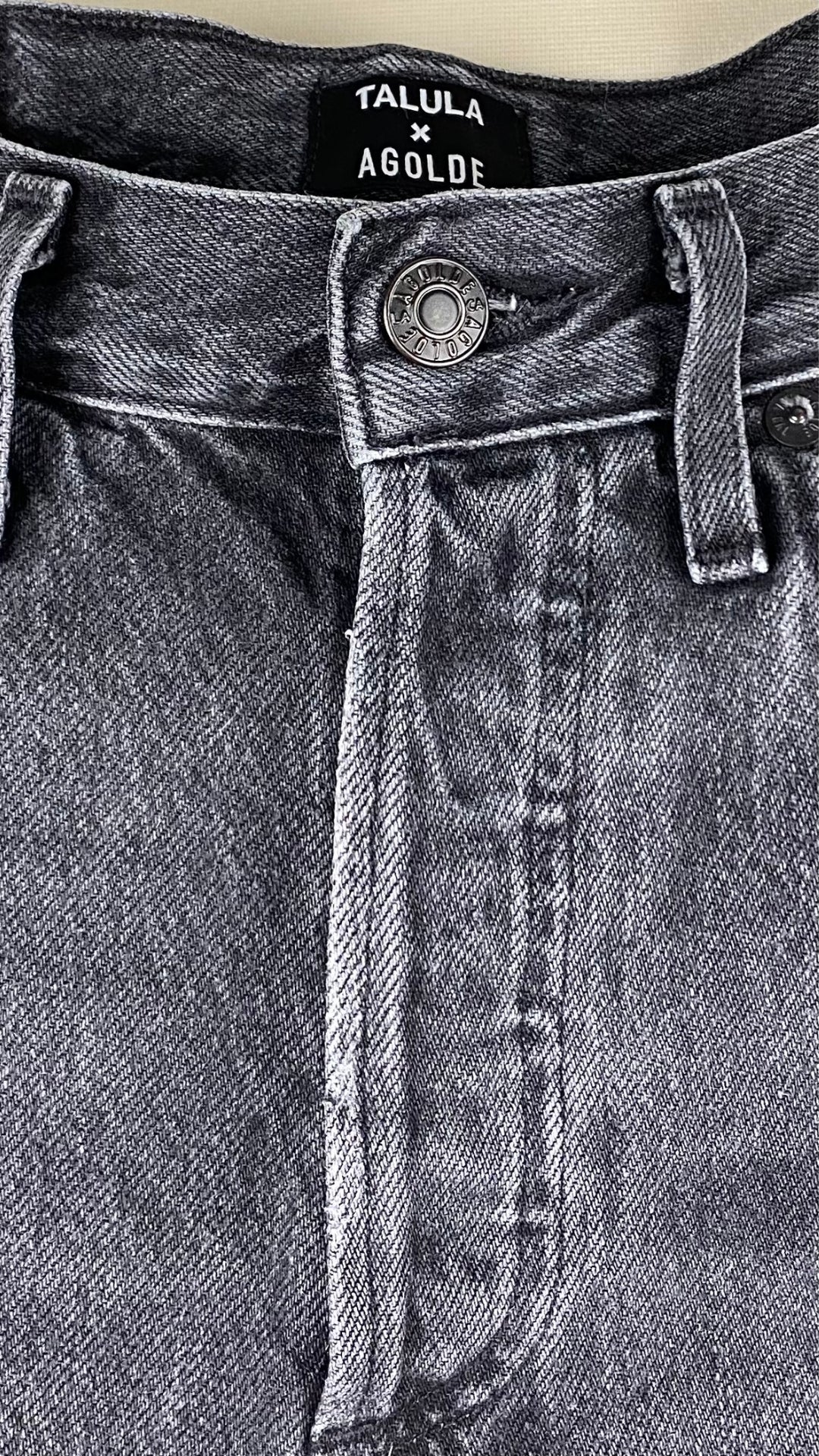 Jeans noir délavé à jambe étroite Agolde x Talula, taille 23. Vue de la taille.