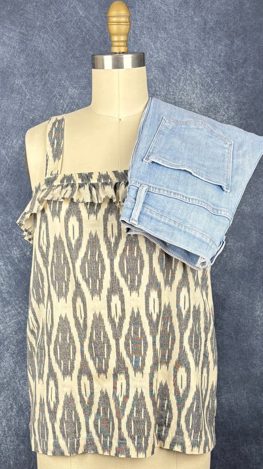 Jeans pâle court ajusté et extensible, modèle Sylvie Crop de Frame, taille 26. Vue de l'agencement avec la camisole en coton J.Crew.