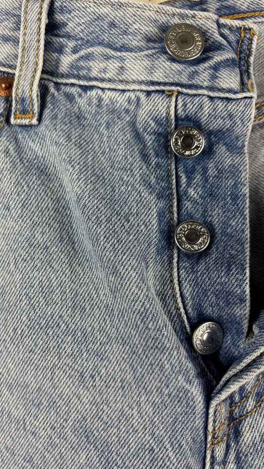 Jeans pâle coupe wedgie droit Levi's, taille 26. Vue de la braguette boutonnée.