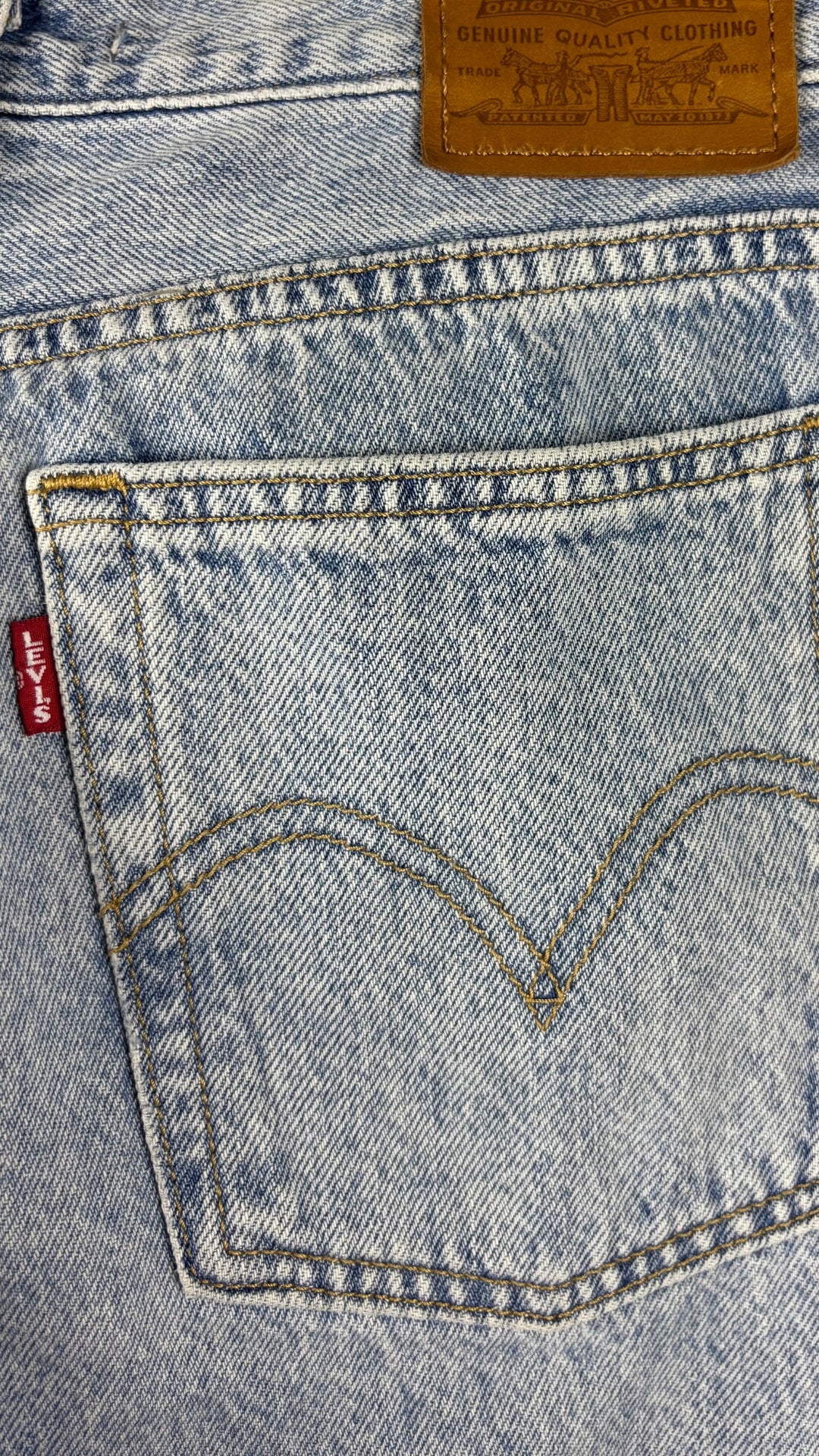 Jeans pâle coupe wedgie droit Levi's, taille 26. Vue de la poche arrière.