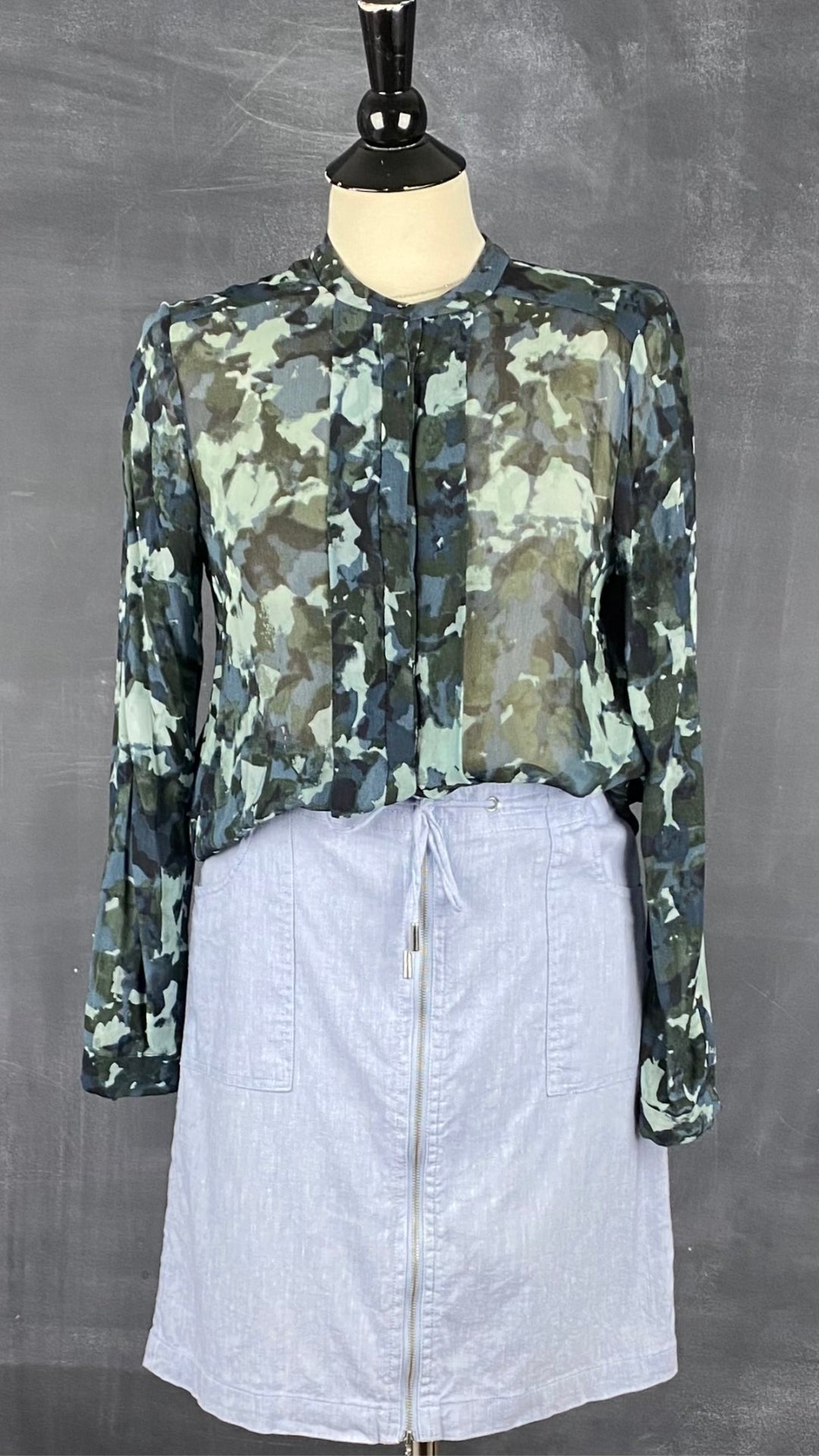 Jupe bleu doux en mélange lin et coton à fermeture éclair avant, Tristan, taille 1 (small). Vue d'un agencement avec une blouse transparente à motifs abstraits.