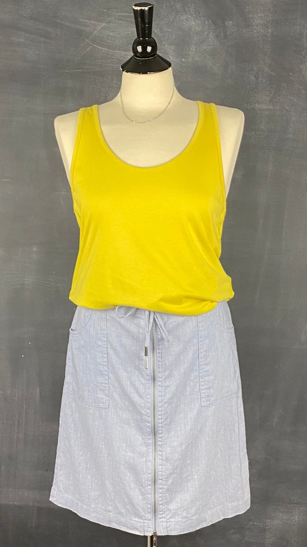 Jupe bleu doux en mélange lin et coton à fermeture éclair avant, Tristan, taille 1 (small). Vue d'un agencement avec une camisole jaune en coton Pima.