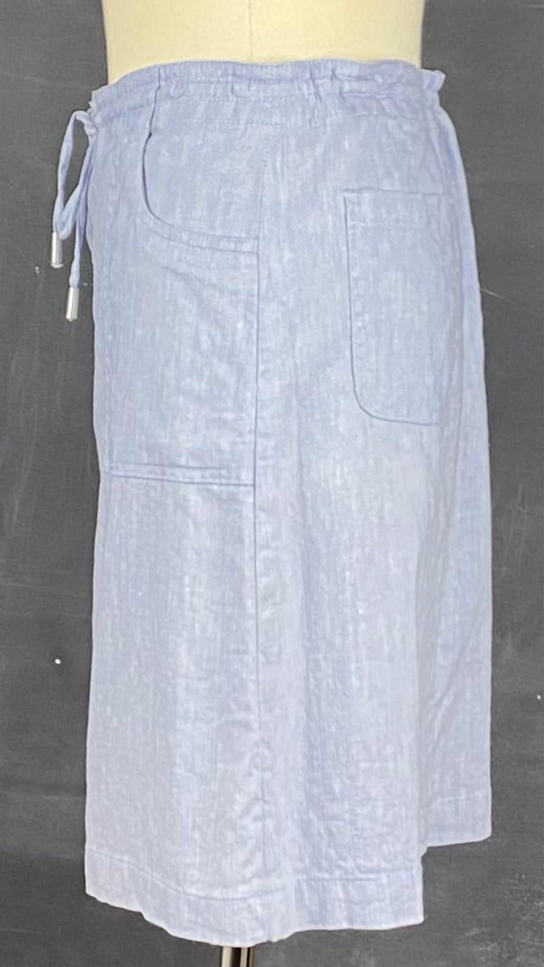 Jupe bleu doux en mélange lin et coton à fermeture éclair avant, Tristan, taille 1 (small). Vue de côté.