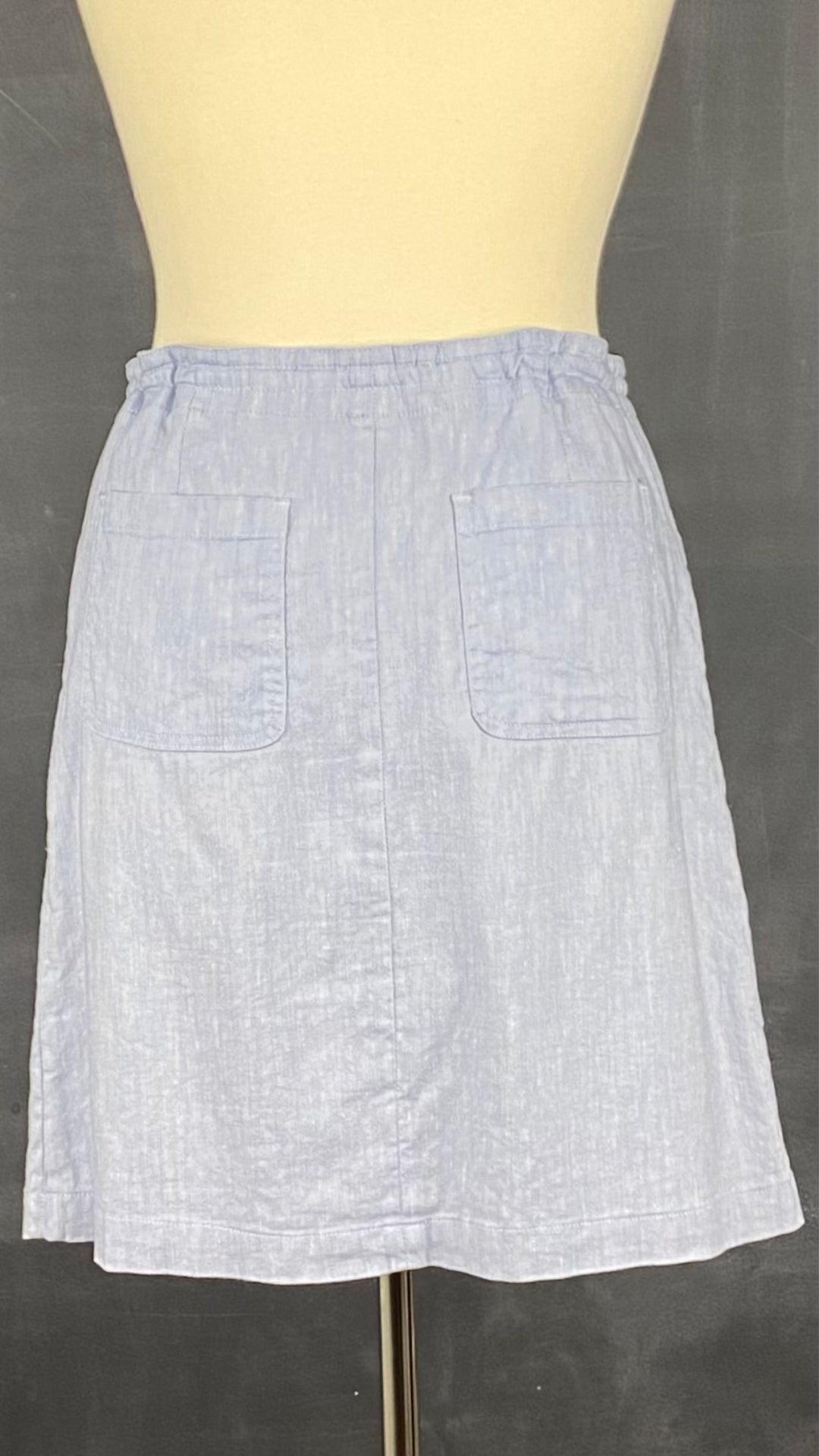 Jupe bleu doux en mélange lin et coton à fermeture éclair avant, Tristan, taille 1 (small). Vue de dos.