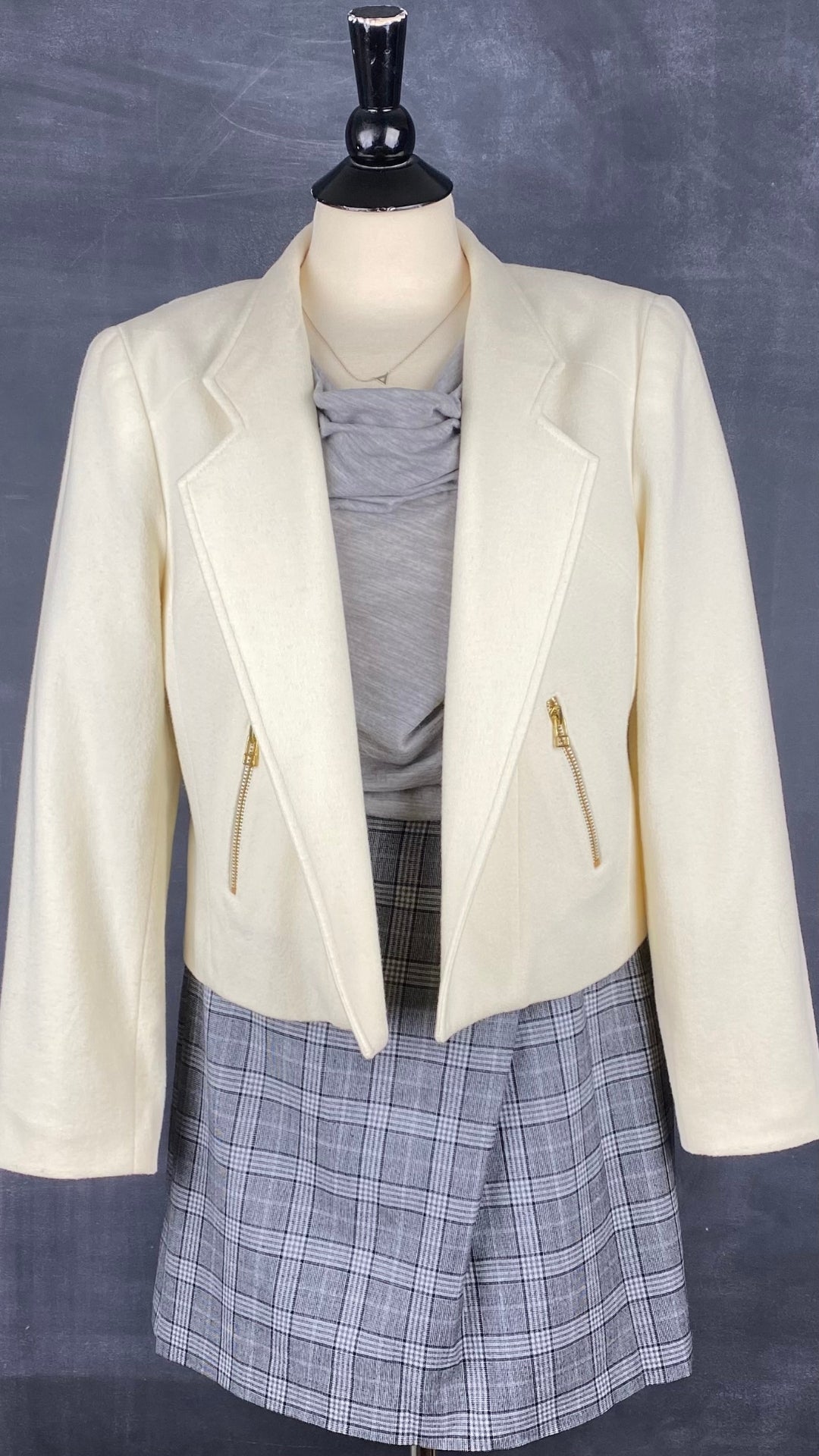 Jupe à carreaux en fin lainage gris et noir Banana Republic, taille 8. Vue de l'agencement avec le chandail à col drapé gris Olsen et la veste style perfecto crème Contemporaine.