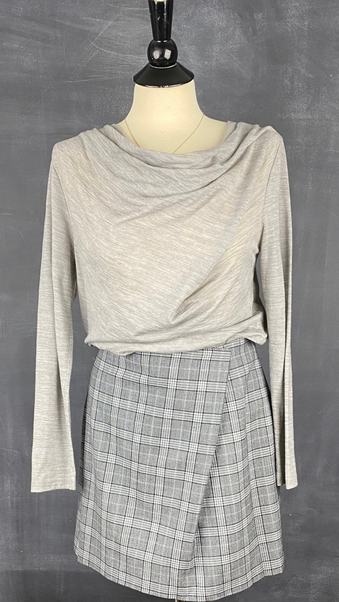 Jupe à carreaux en fin lainage gris et noir Banana Republic, taille 8. Vue de l'agencement avec le chandail gris à col drapé Olsen.