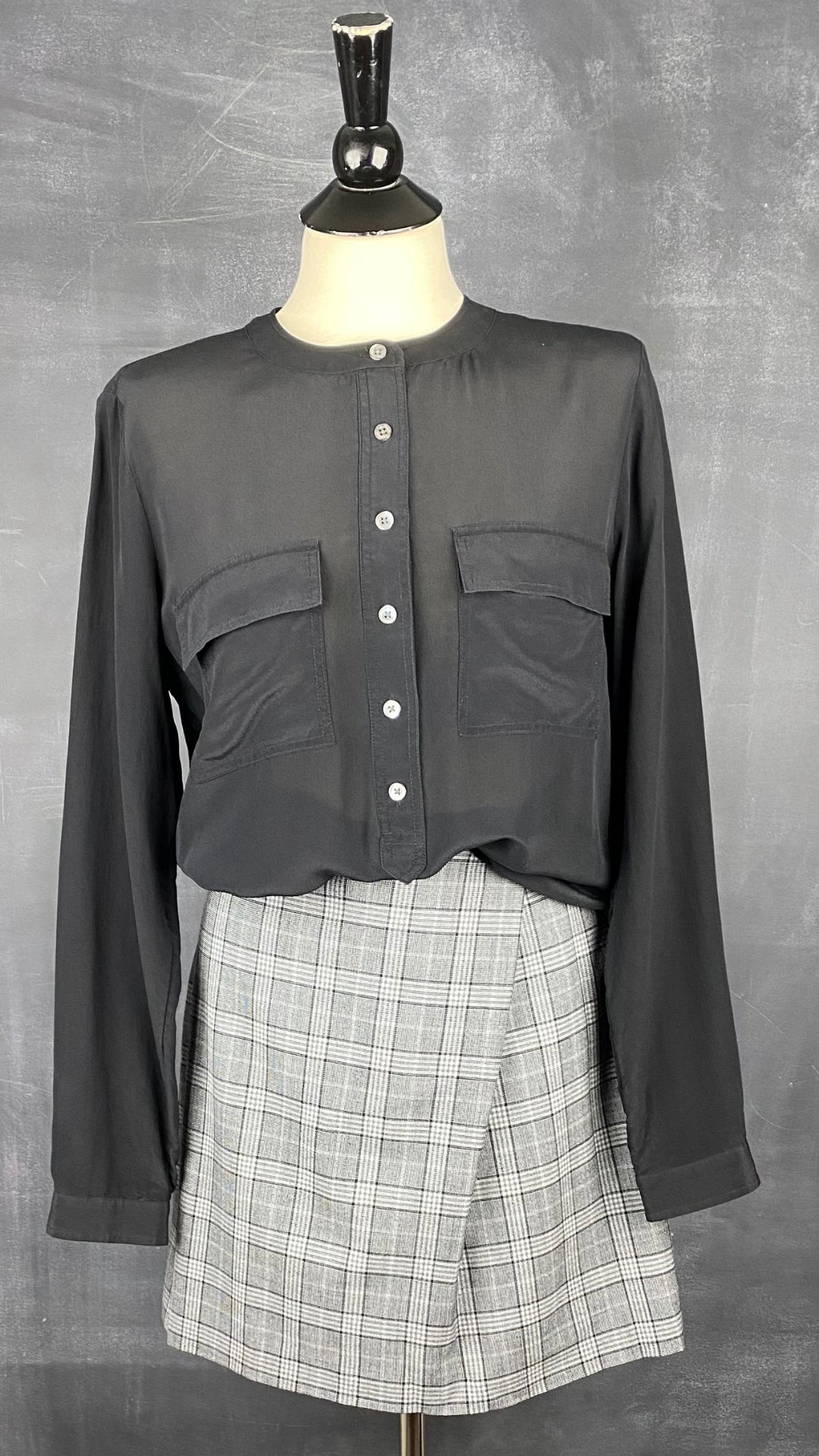 Jupe à carreaux en fin lainage gris et noir Banana Republic, taille 8. Vue de l'agencement avec la blouse noire en soie Banana Republic.