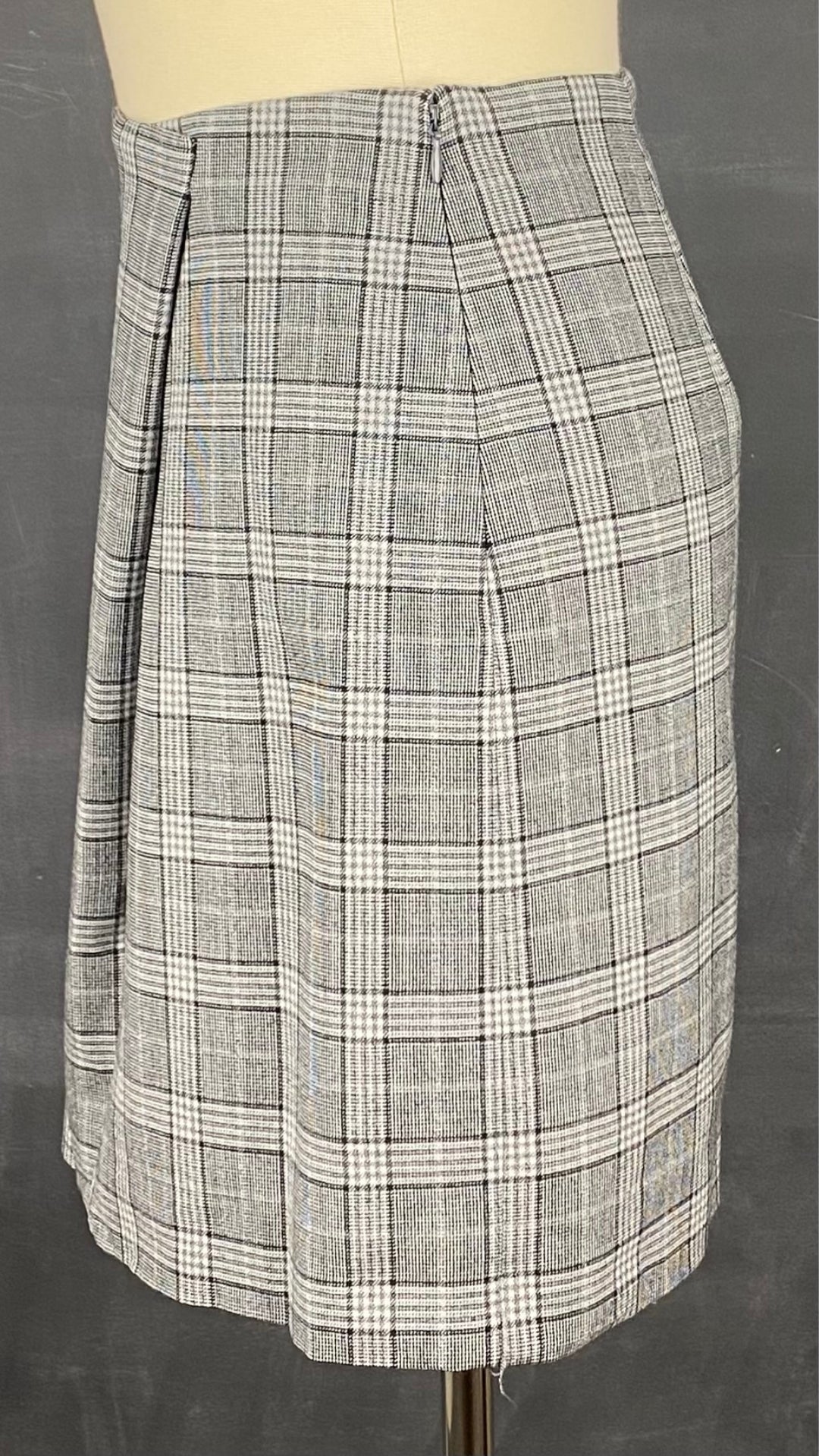 Jupe à carreaux en fin lainage gris et noir Banana Republic, taille 8. Vue de côté.