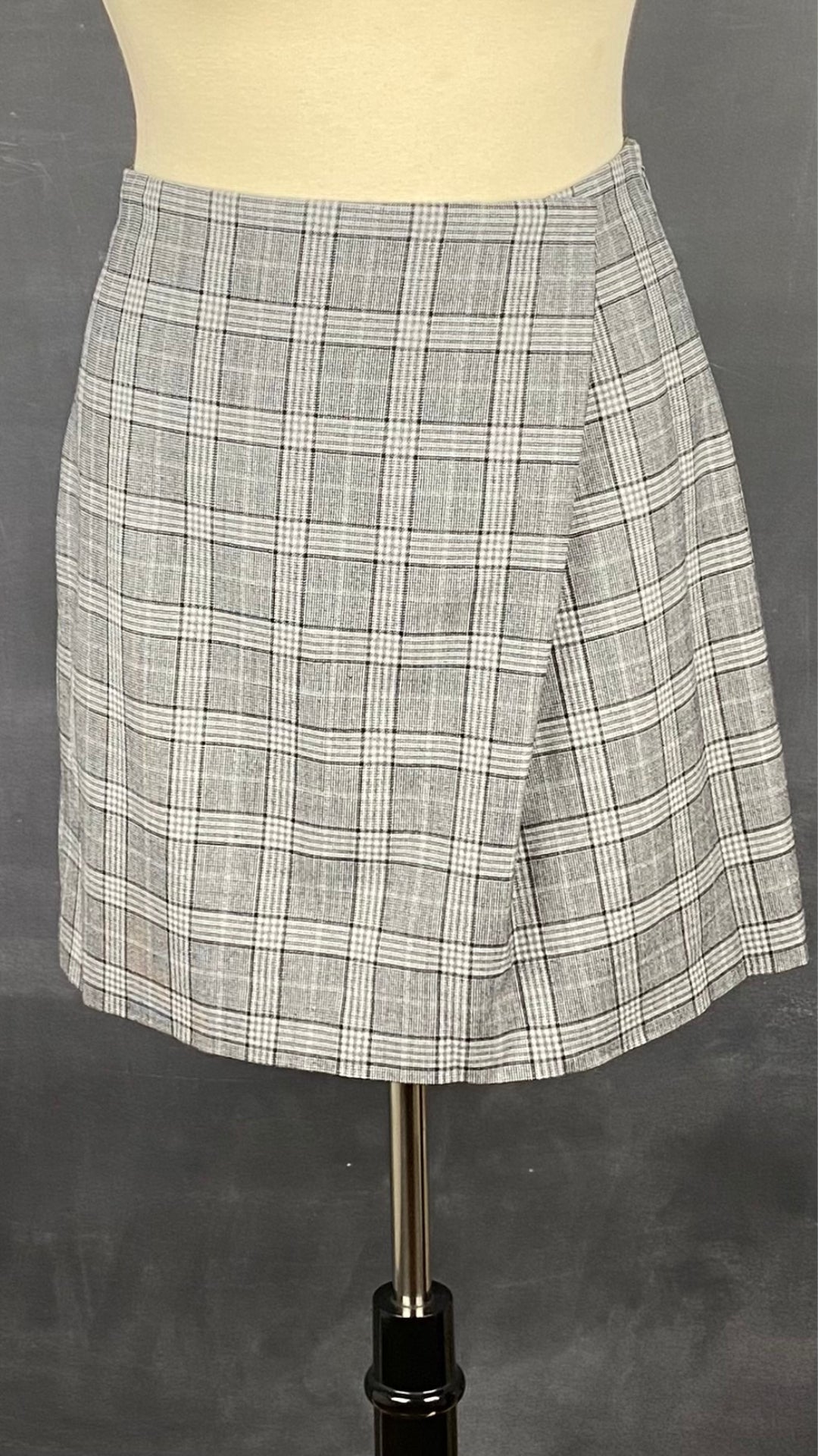 Jupe à carreaux en fin lainage gris et noir Banana Republic, taille 8. Vue de face.