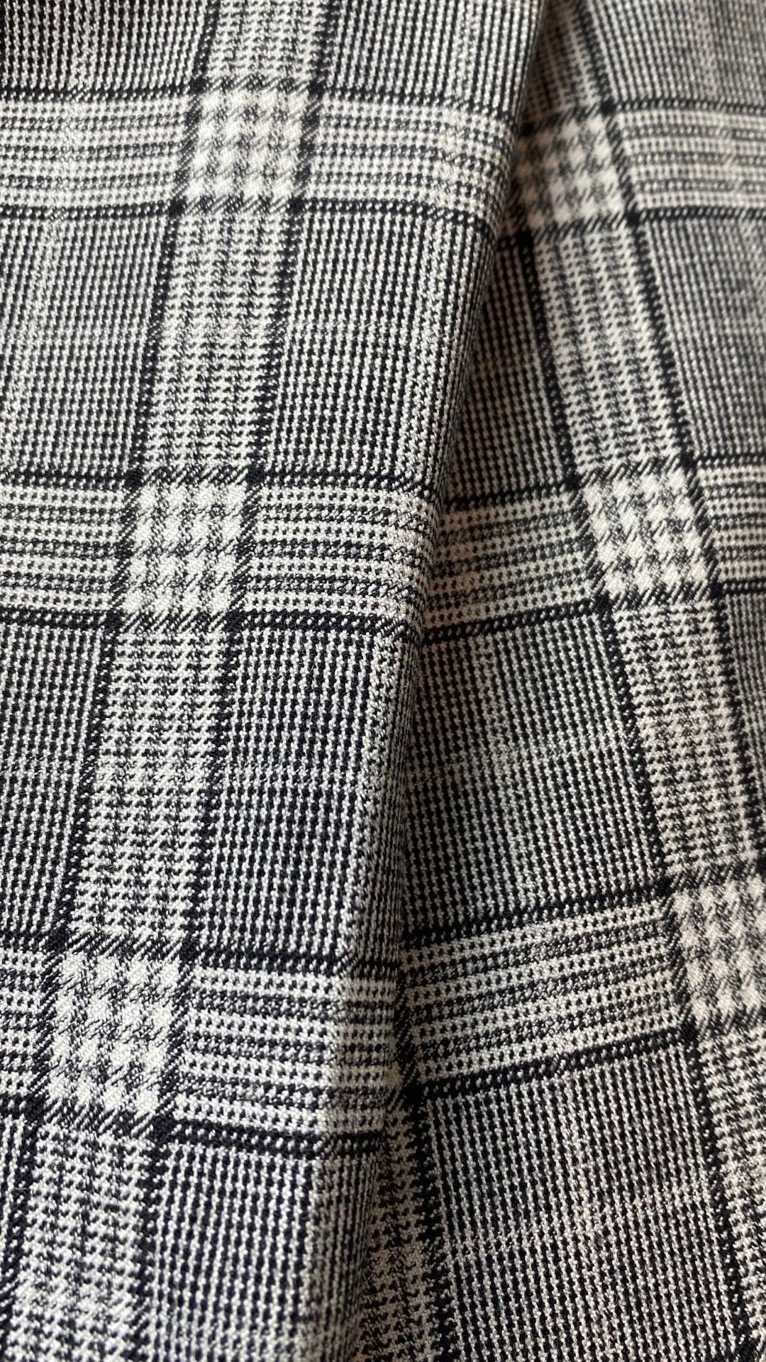 Jupe à carreaux en fin lainage gris et noir Banana Republic, taille 8. Vue de près du tissu.