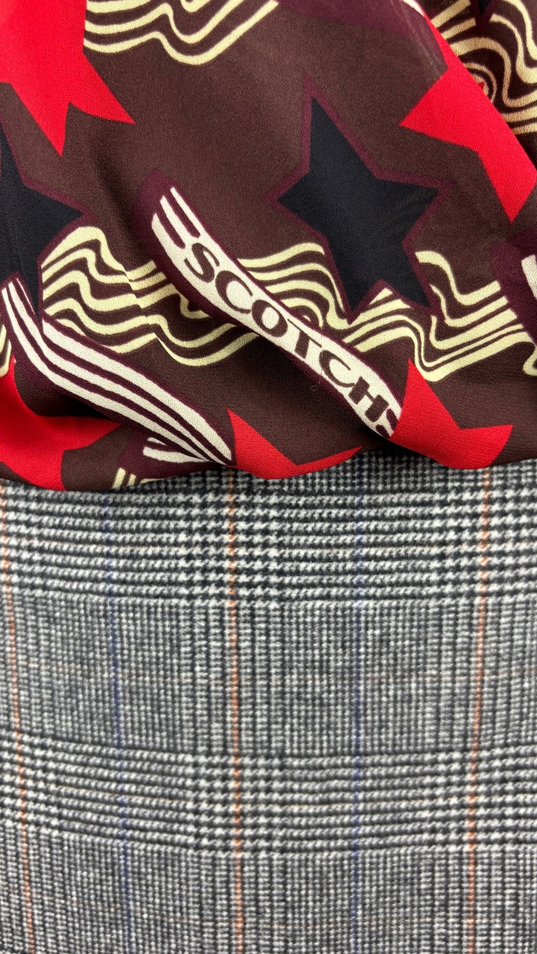 Jupe à carreaux prince de Galles en mélange de laine et cachemire Wilfred, taille 6. Vue de près du tissu de la jupe et de la blouse étoilée Scotch & Soda.