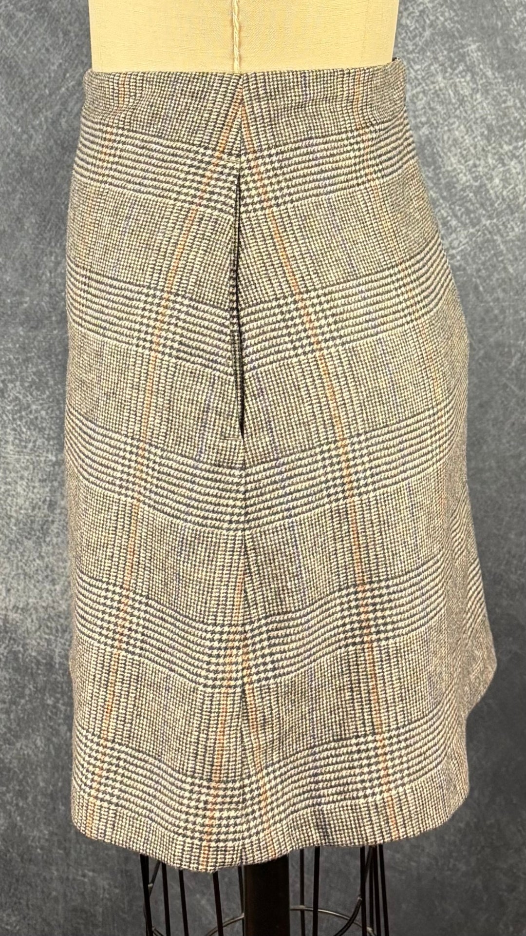 Jupe à carreaux prince de Galles en mélange de laine et cachemire Wilfred, taille 6. Vue de côté.