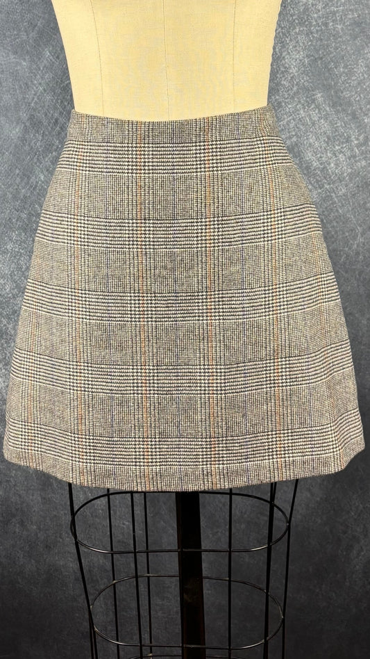 Jupe à carreaux prince de Galles en mélange de laine et cachemire Wilfred, taille 6. Vue de face, sur le mannequin.