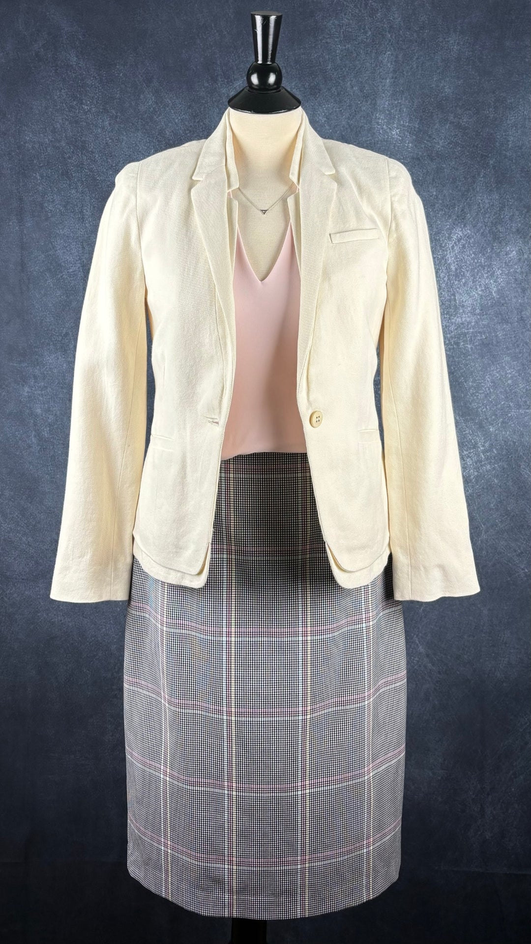 Jupe crayon à carreaux longueur sous le genou Tristan, taille 6. Vue de l'agencement avec la camisole rose à encolure en V et le blazer crème J.Brand.