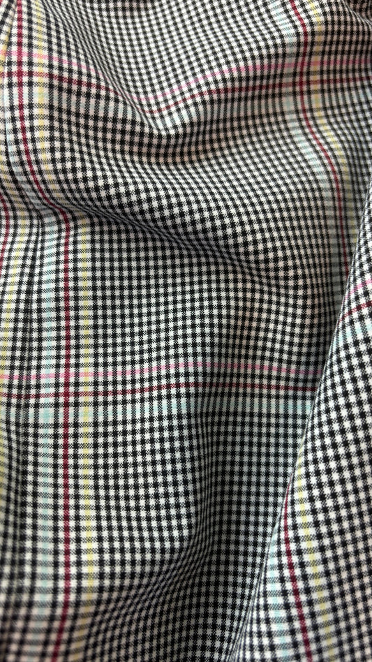 Jupe crayon à carreaux longueur sous le genou Tristan, taille 6. Vue de près du tissu.