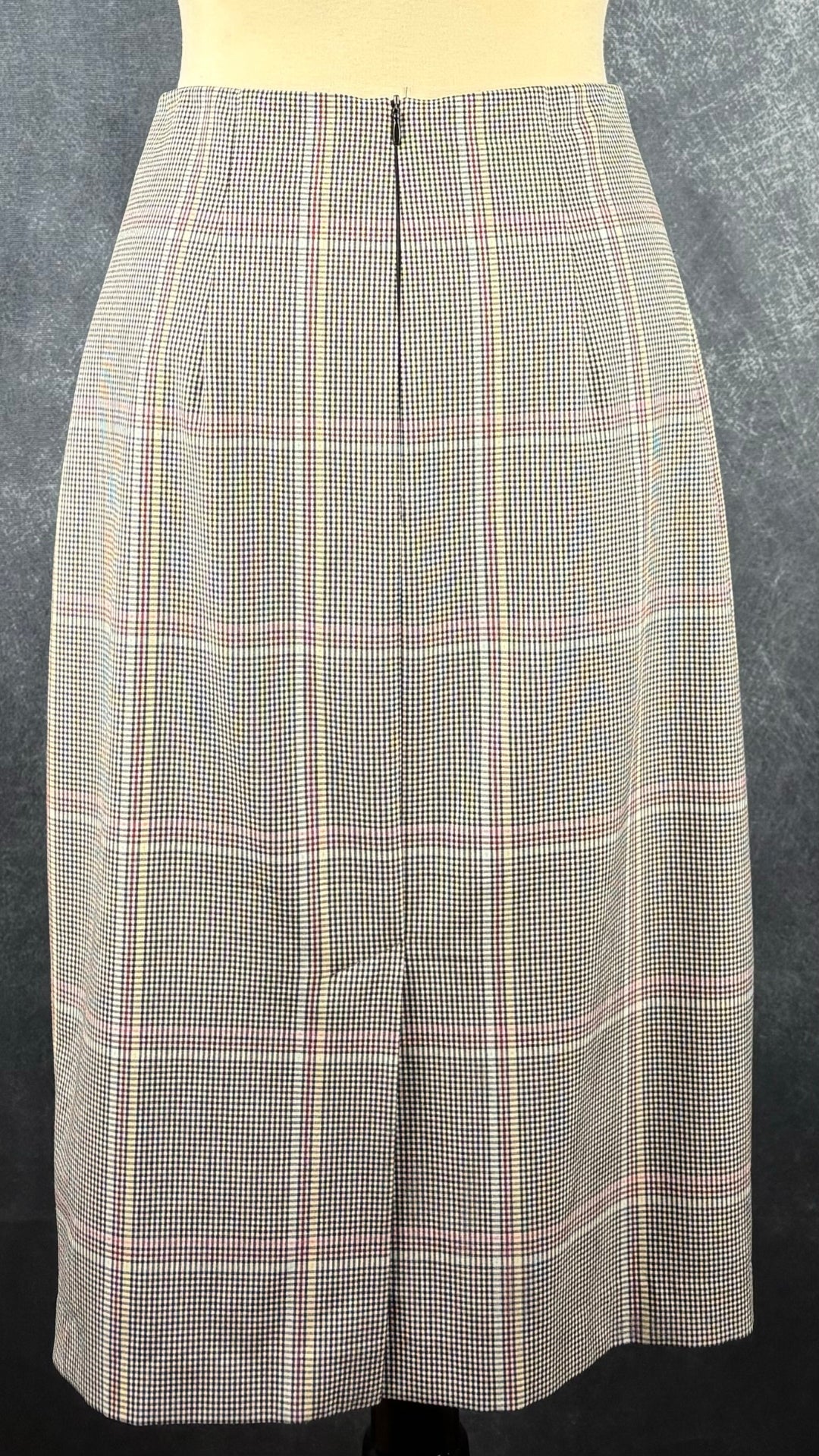 Jupe crayon à carreaux longueur sous le genou Tristan, taille 6. Vue de dos, sur le mannequin.