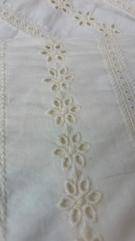 Jupe courte en broderie anglaise Essentiels MTL, taille medium. Vue de près du tissu.