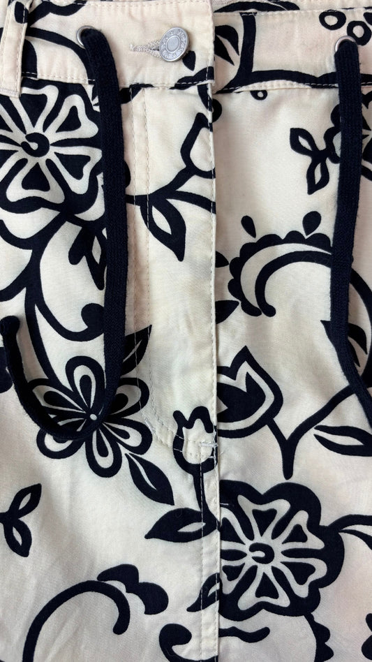 Jupe crème au beurre à motifs floraux Mexx, taille 8. Vue des détails à la taille.