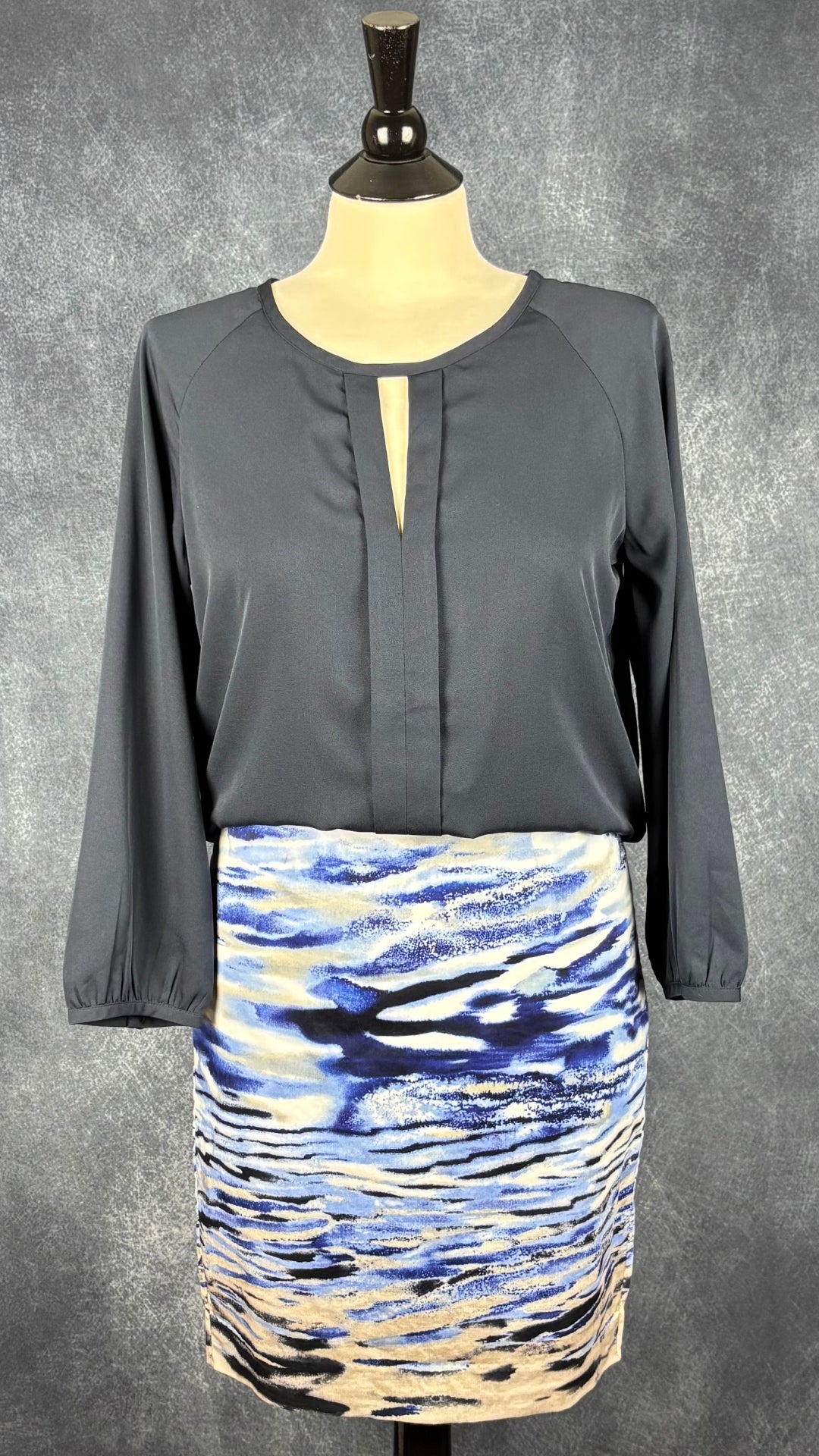 Jupe droite doux mélange de vagues bleues Mexx, taille 36 (env. small). Vue de l'agencement avec la blouse marine Banana Republic.