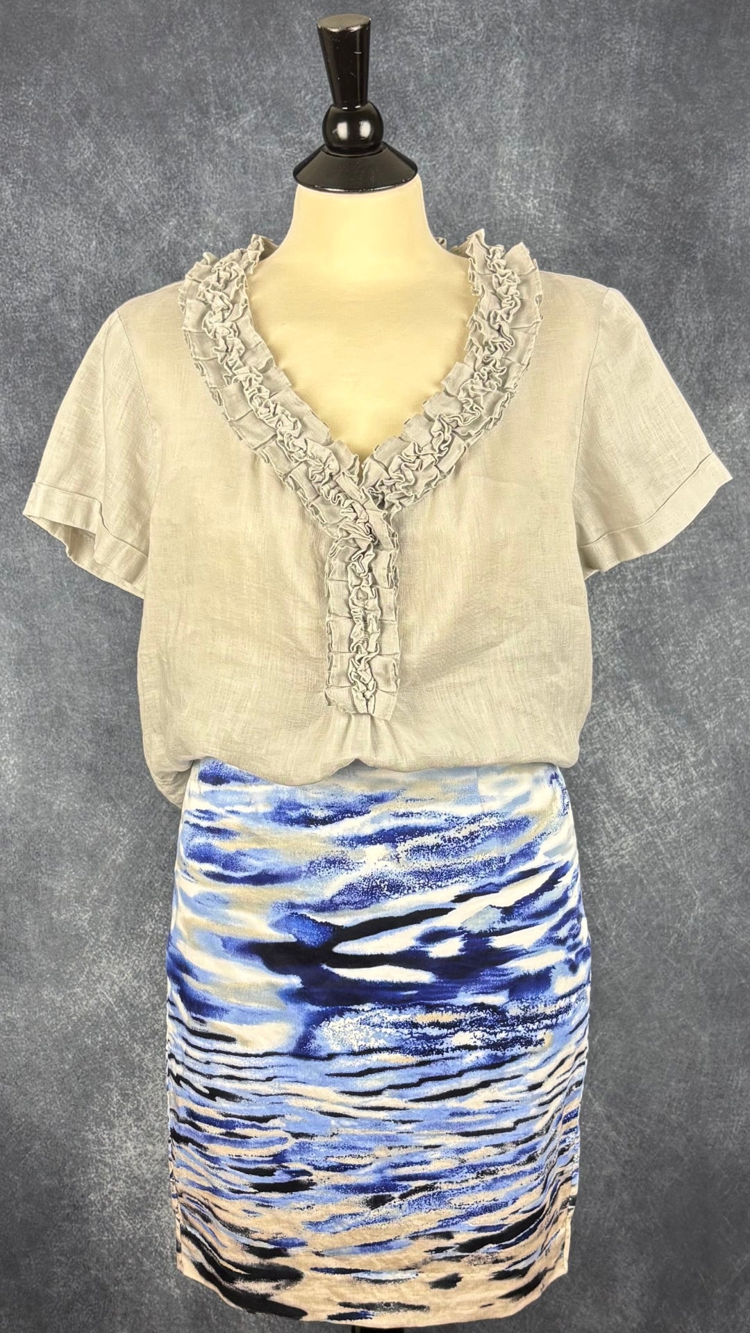 Jupe droite doux mélange de vagues bleues Mexx, taille 36 (env. small). Vue de l'agencement avec avec le haut à frisons gris en lin.