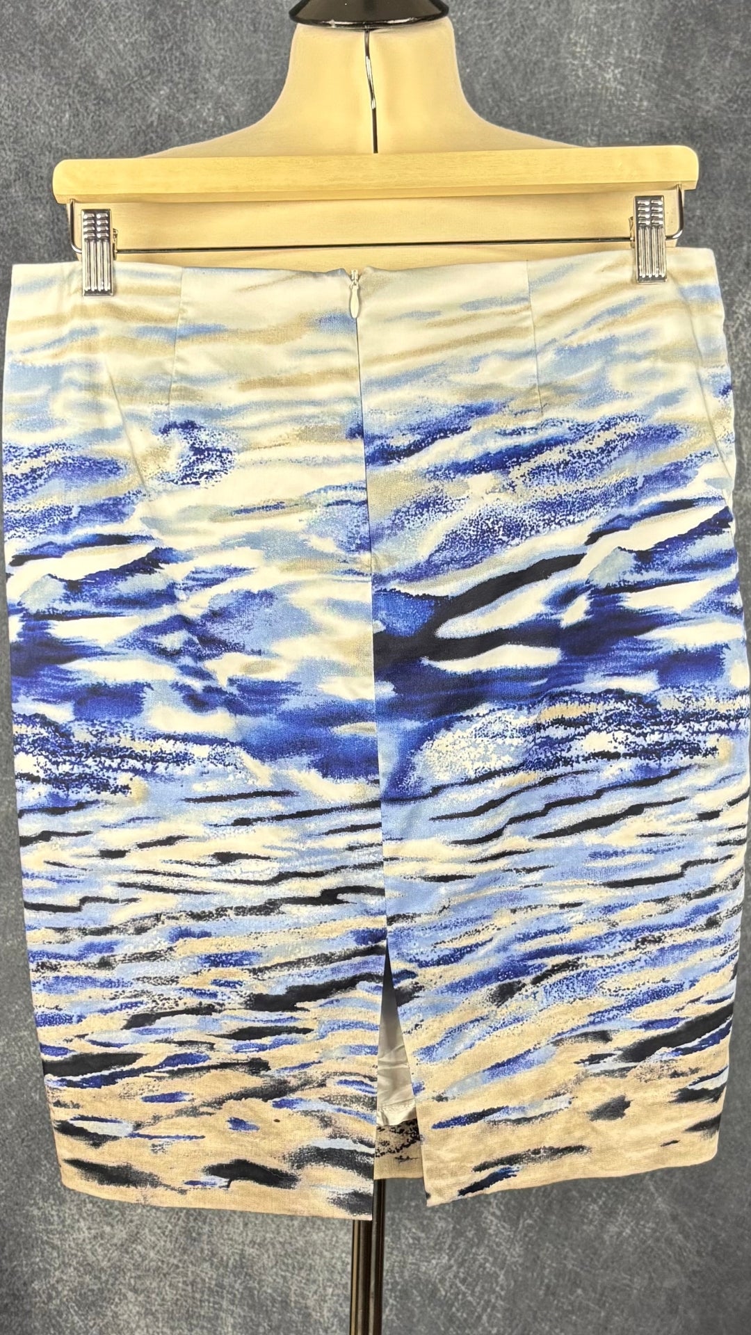 Jupe droite doux mélange de vagues bleues Mexx, taille 36 (env. small). Vue de dos.