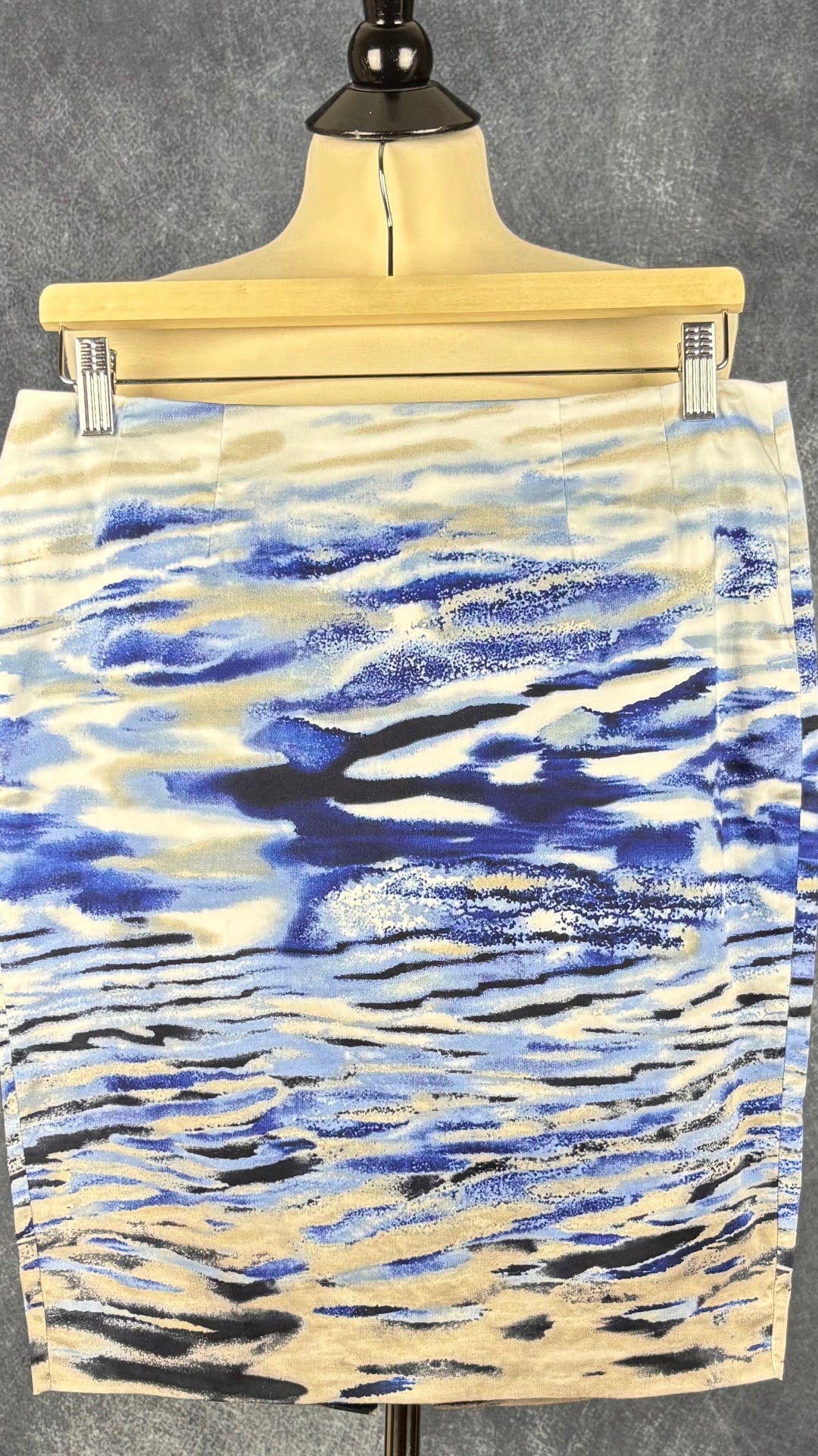 Jupe droite doux mélange de vagues bleues Mexx, taille 36 (env. small). Vue de face, sur cintre.