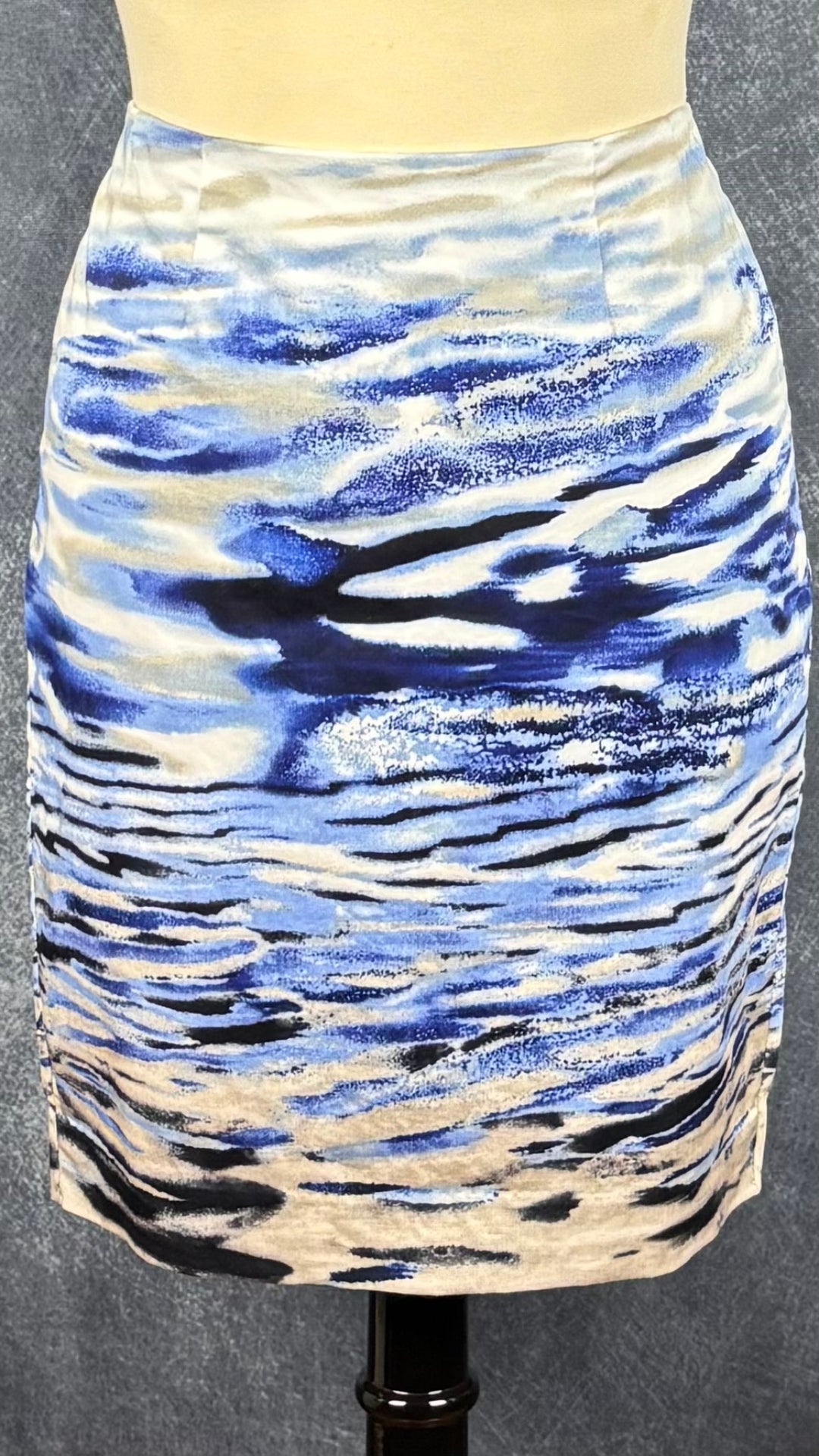 Jupe droite doux mélange de vagues bleues Mexx, taille 36 (env. small). Vue de face sur mannequin.