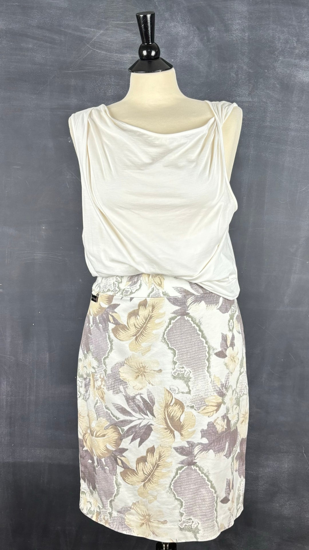 Jupe droite florale Lisette L, taille estimée à 10. Vue de l'agencement avec la camisole crème Theory.