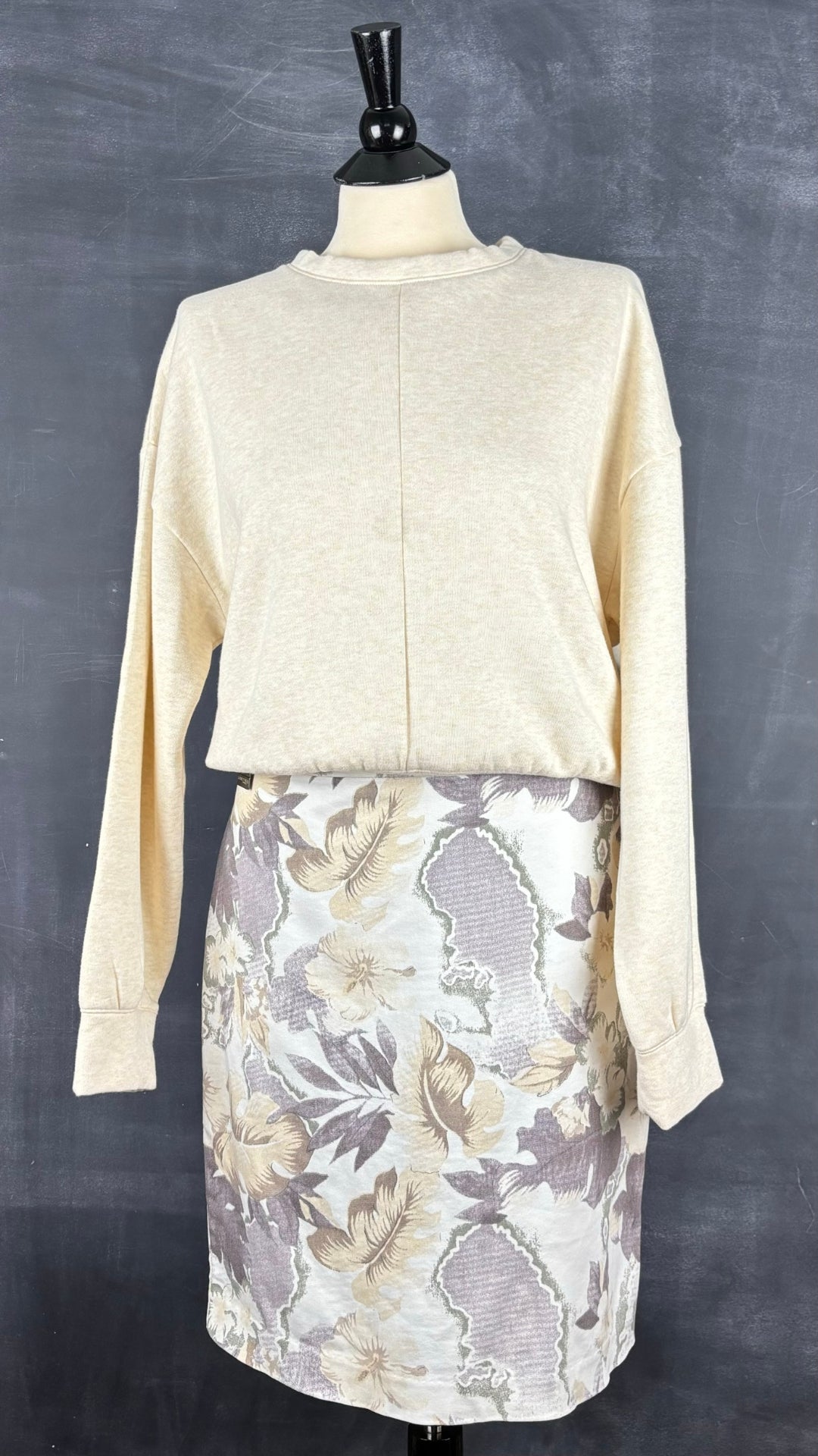 Jupe droite florale Lisette L, taille estimée à 10. Vue de l'agencement avec le coton ouaté Seve & co.
