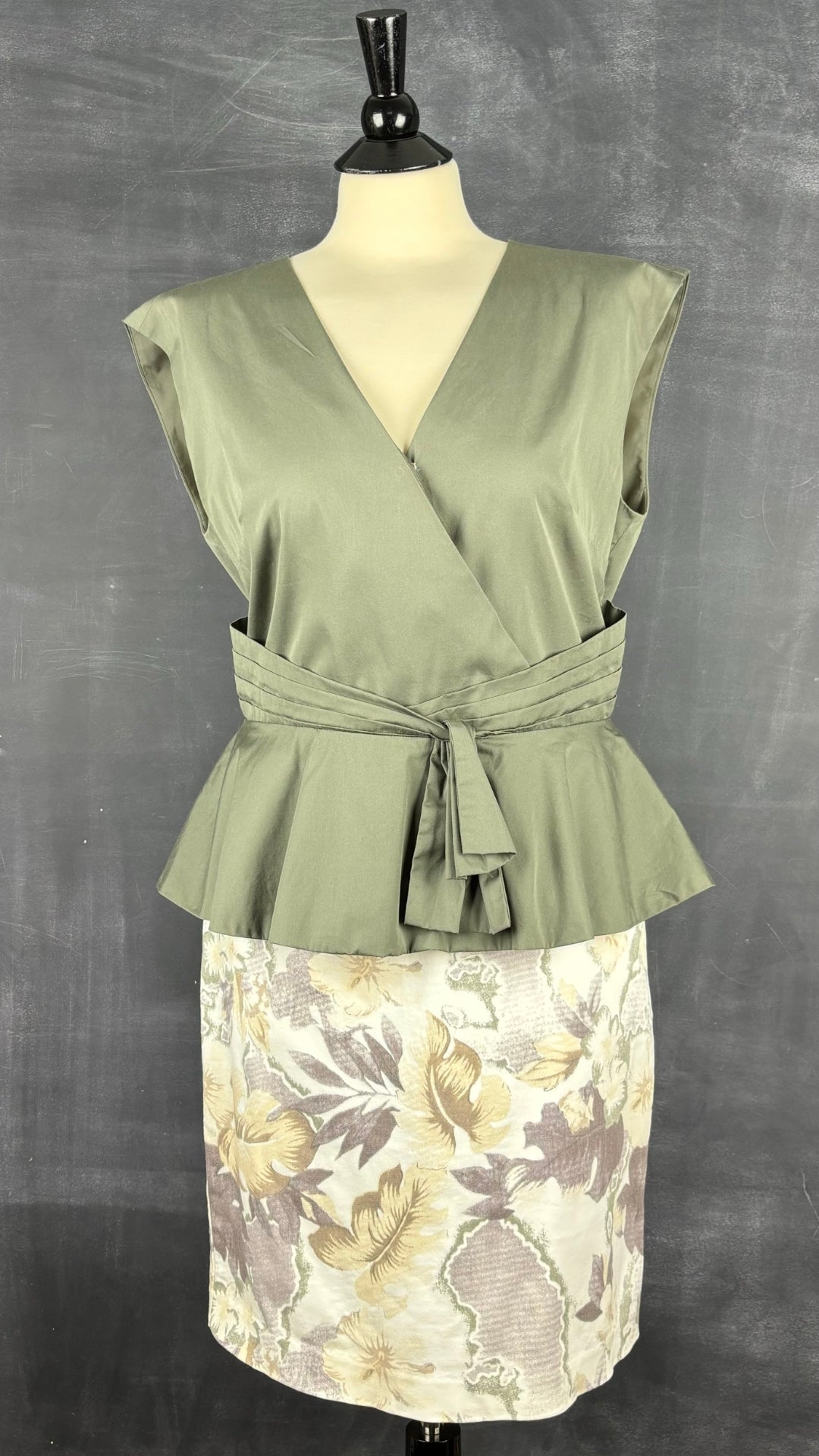 Jupe droite florale Lisette L, taille estimée à 10. Vue de l'agencement avec le haut peplum kaki.