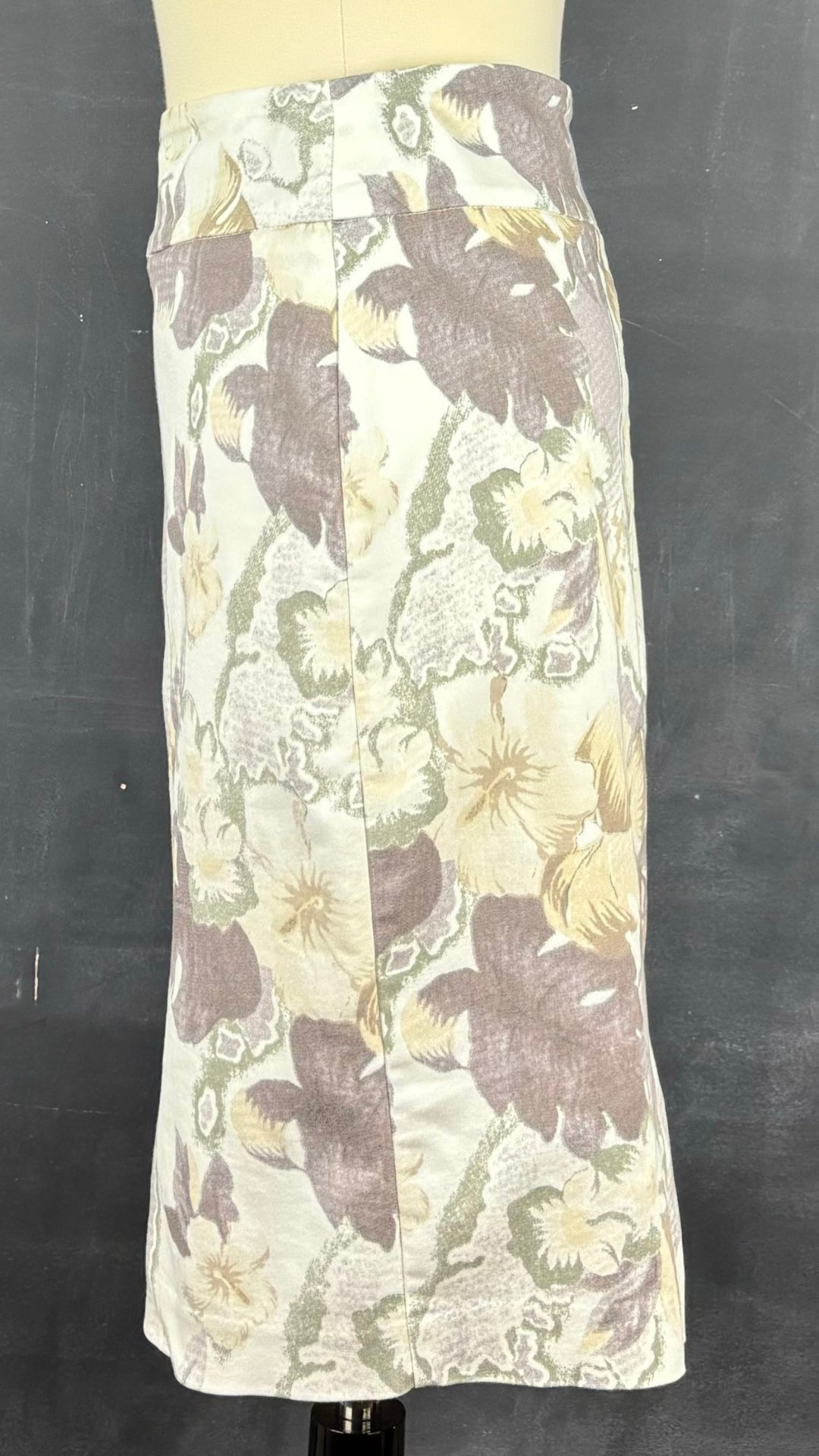 Jupe droite florale Lisette L, taille estimée à 10. Vue de côté, sur mannequin.